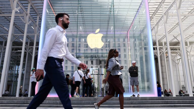 Jim Cramer analyzes Amazon, Apple earnings — calls one a buy at a discount
