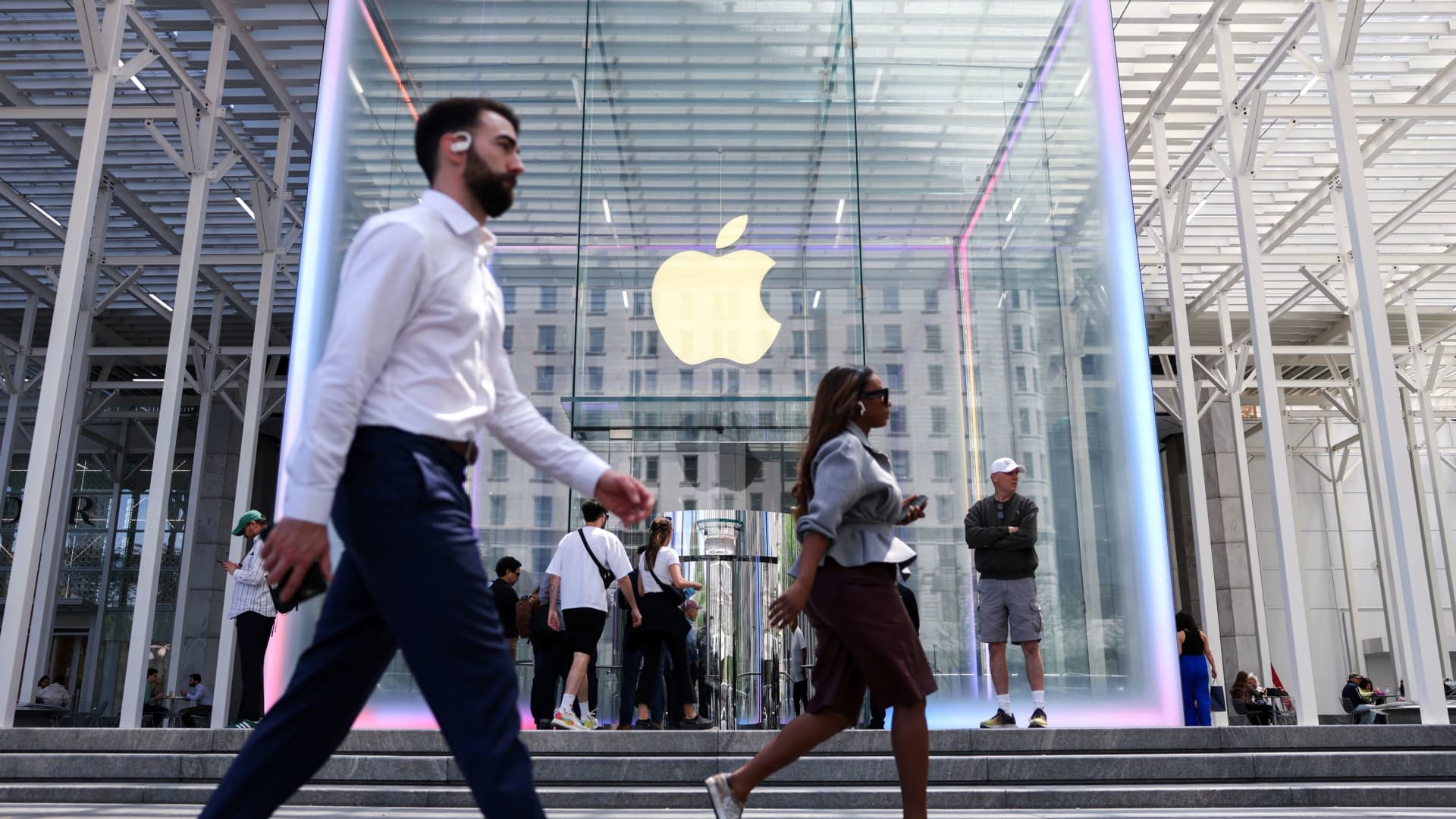 Jim Cramer analyzes Amazon, Apple earnings — calls one a buy at a discount