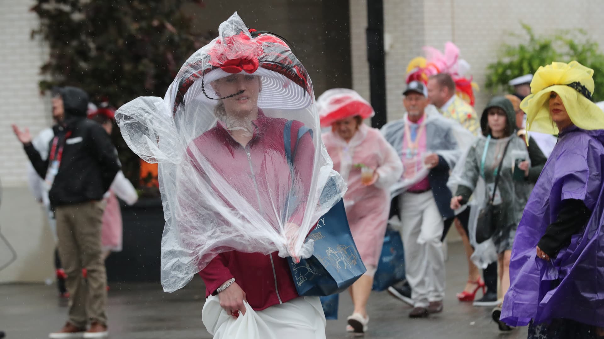 'The rain doesn't matter at all': Fans (and horses) are ready for the Kentucky Derby