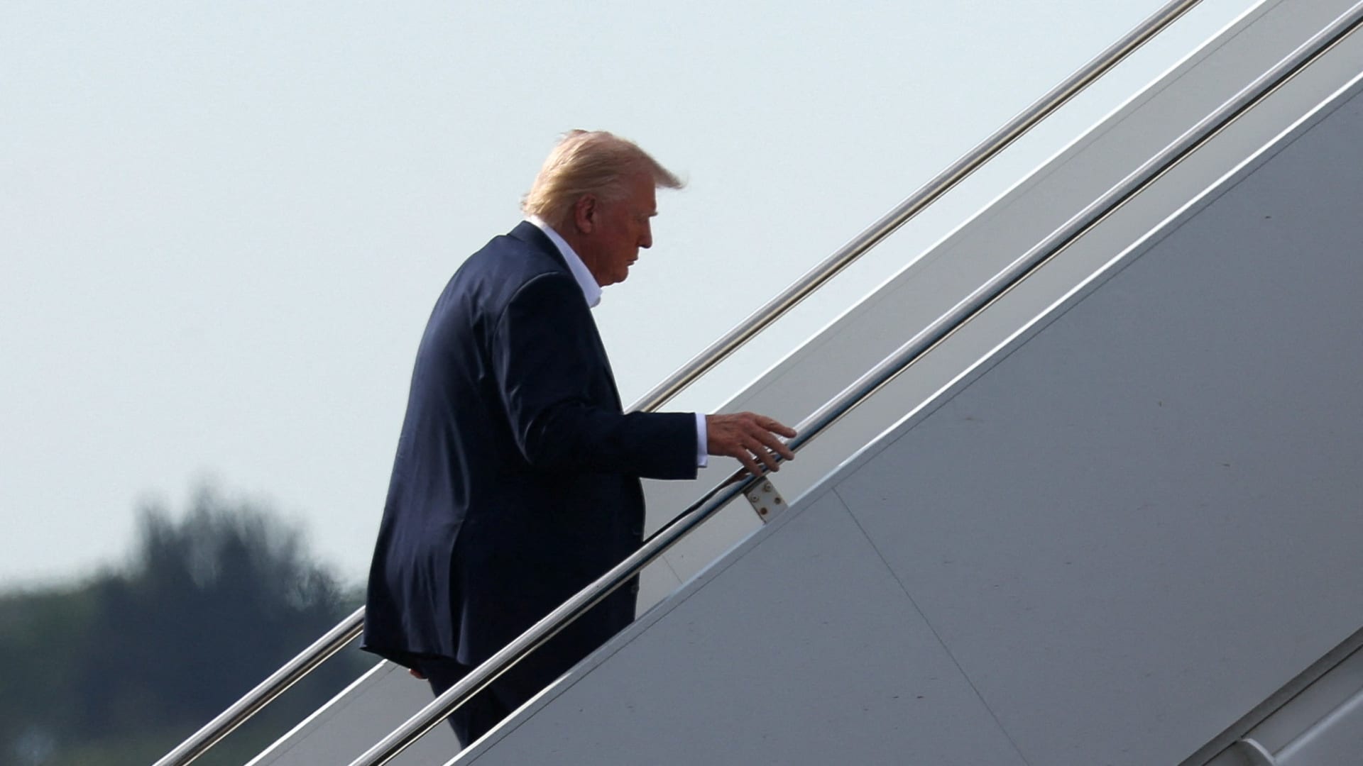 Trump poised to accept Qatar jet gift as Air Force One