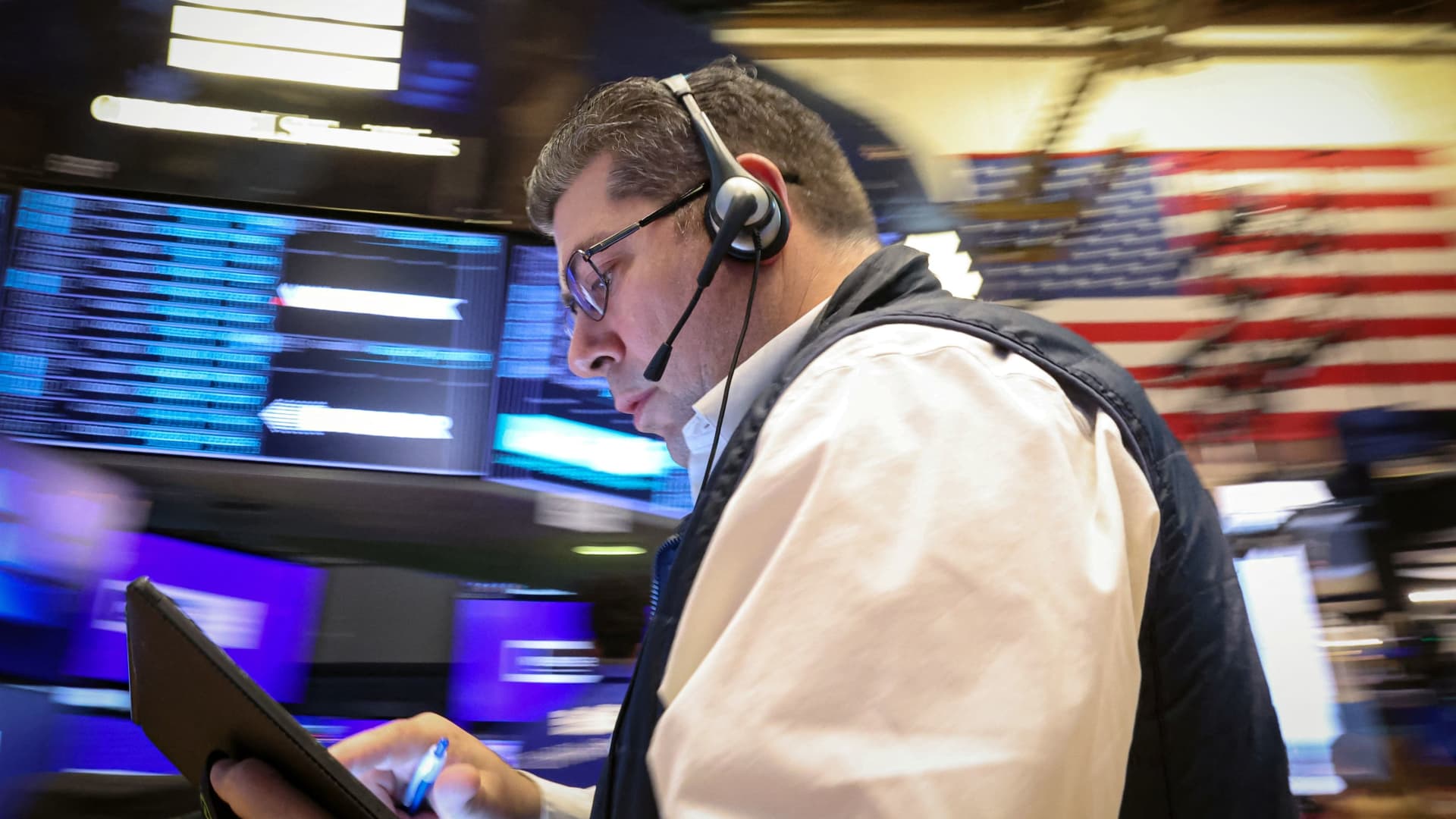 Wall Street heads into next week looking for more trade details, clues on consumer spending