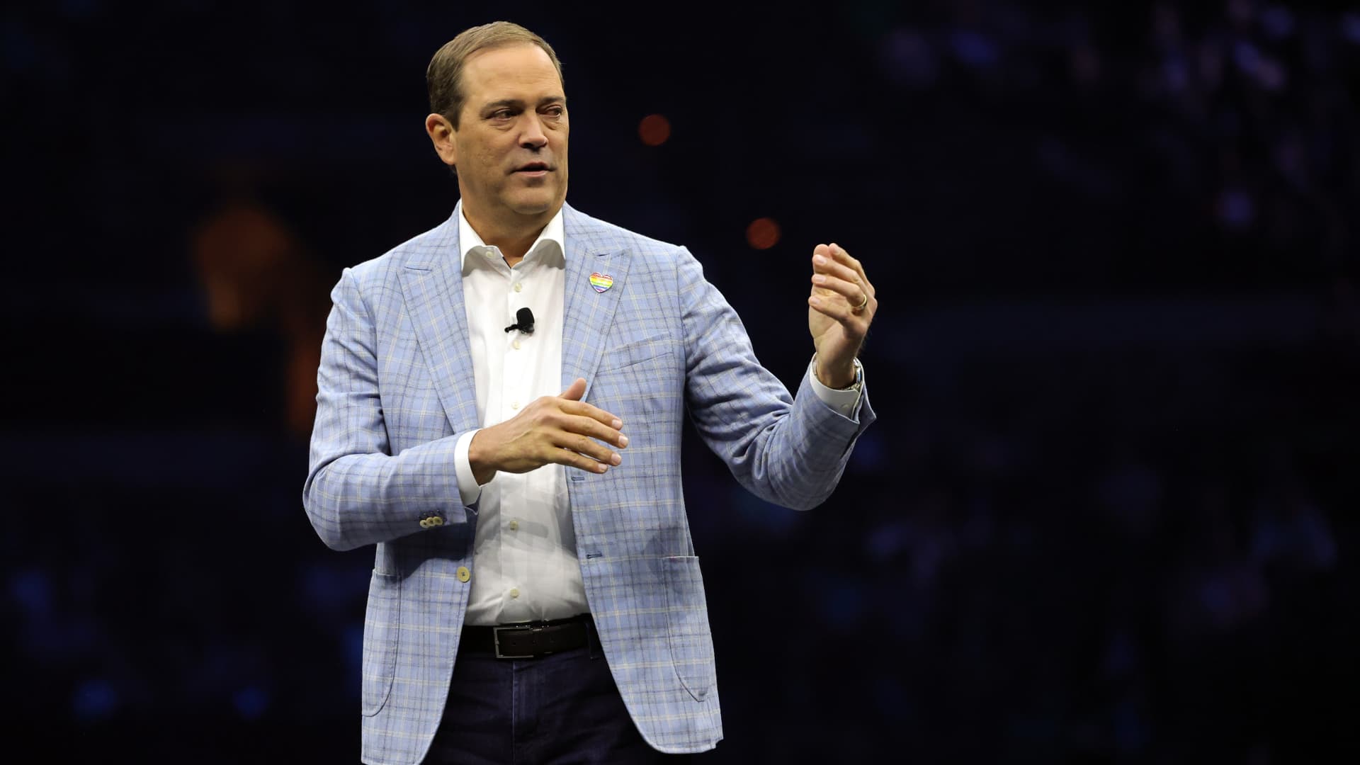 Cisco says CFO Scott Herren is leaving, company reports earnings beat