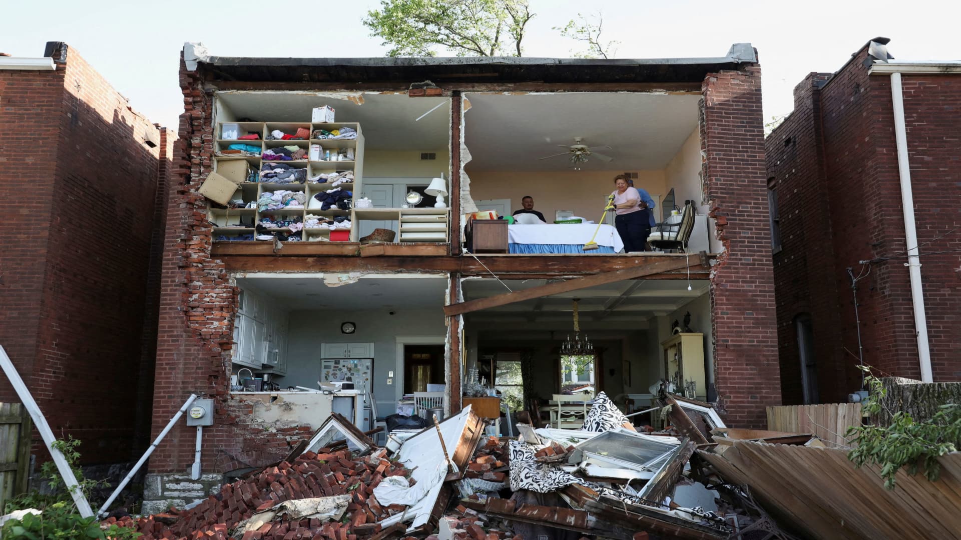 At least 21 killed, dozens injured as suspected tornadoes hit Missouri and Kentucky