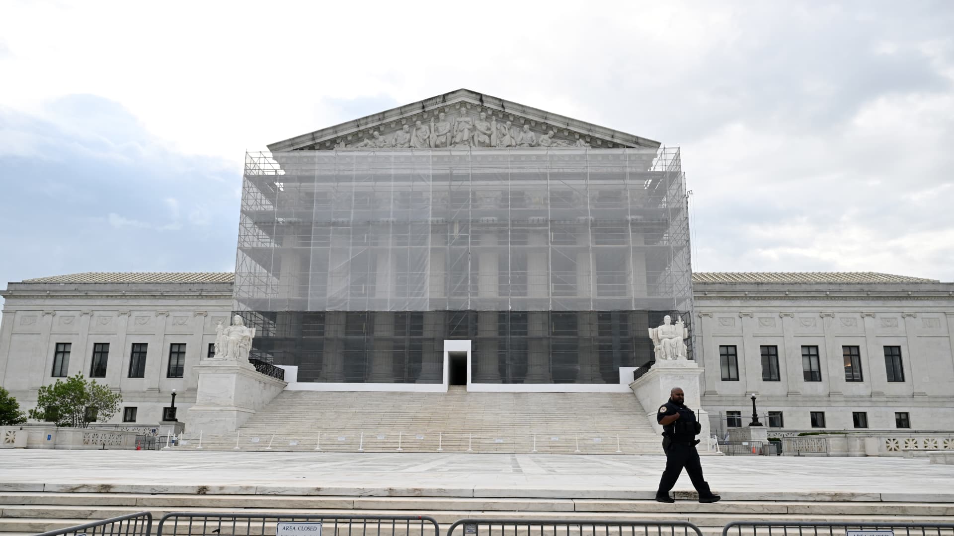 Supreme Court allows Trump to revoke protected status for thousands of Venezuelans