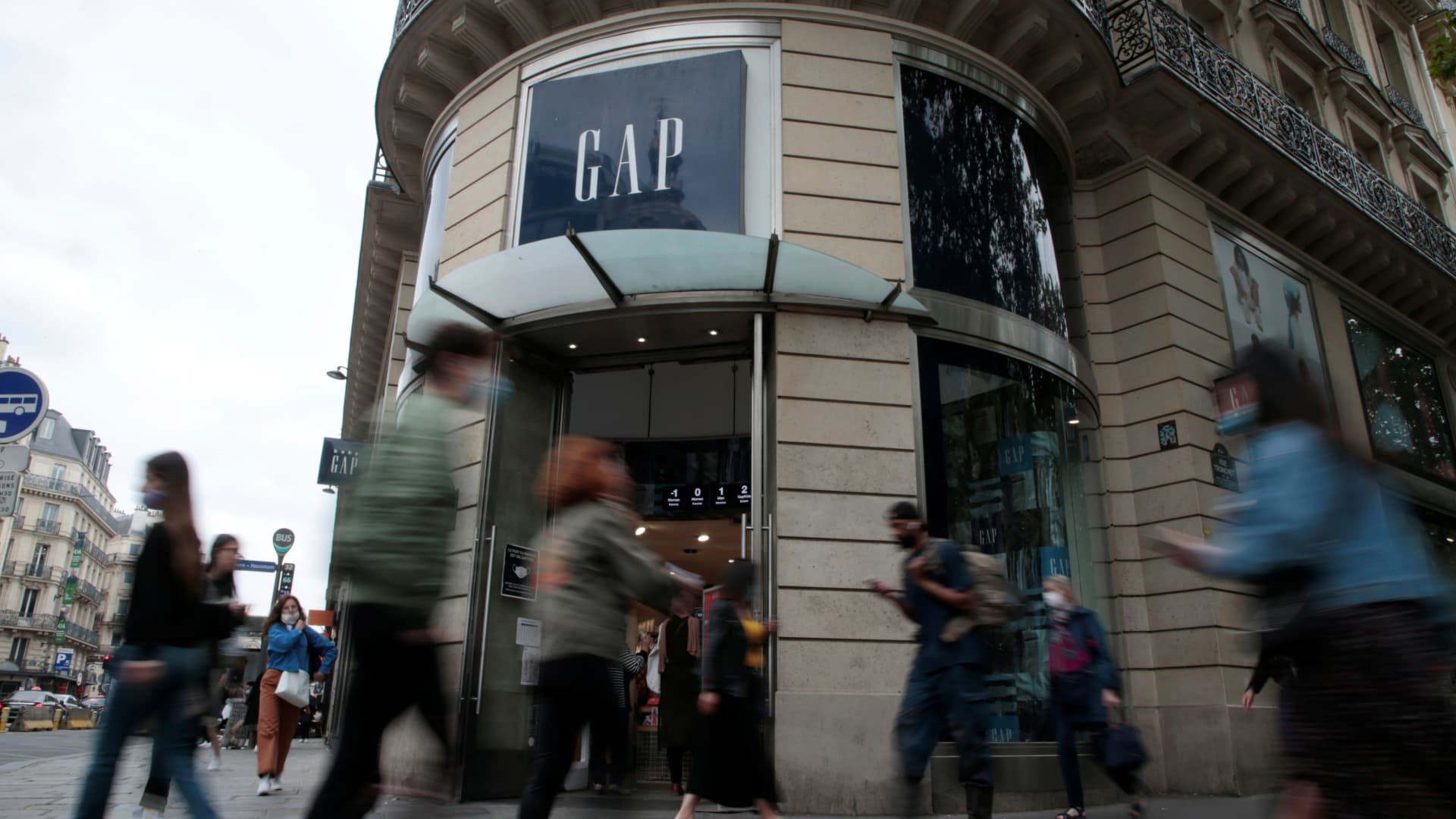 Gap shares sink as retailer says tariffs will cost hundreds of millions but doesn't expect 'meaningful' price increases