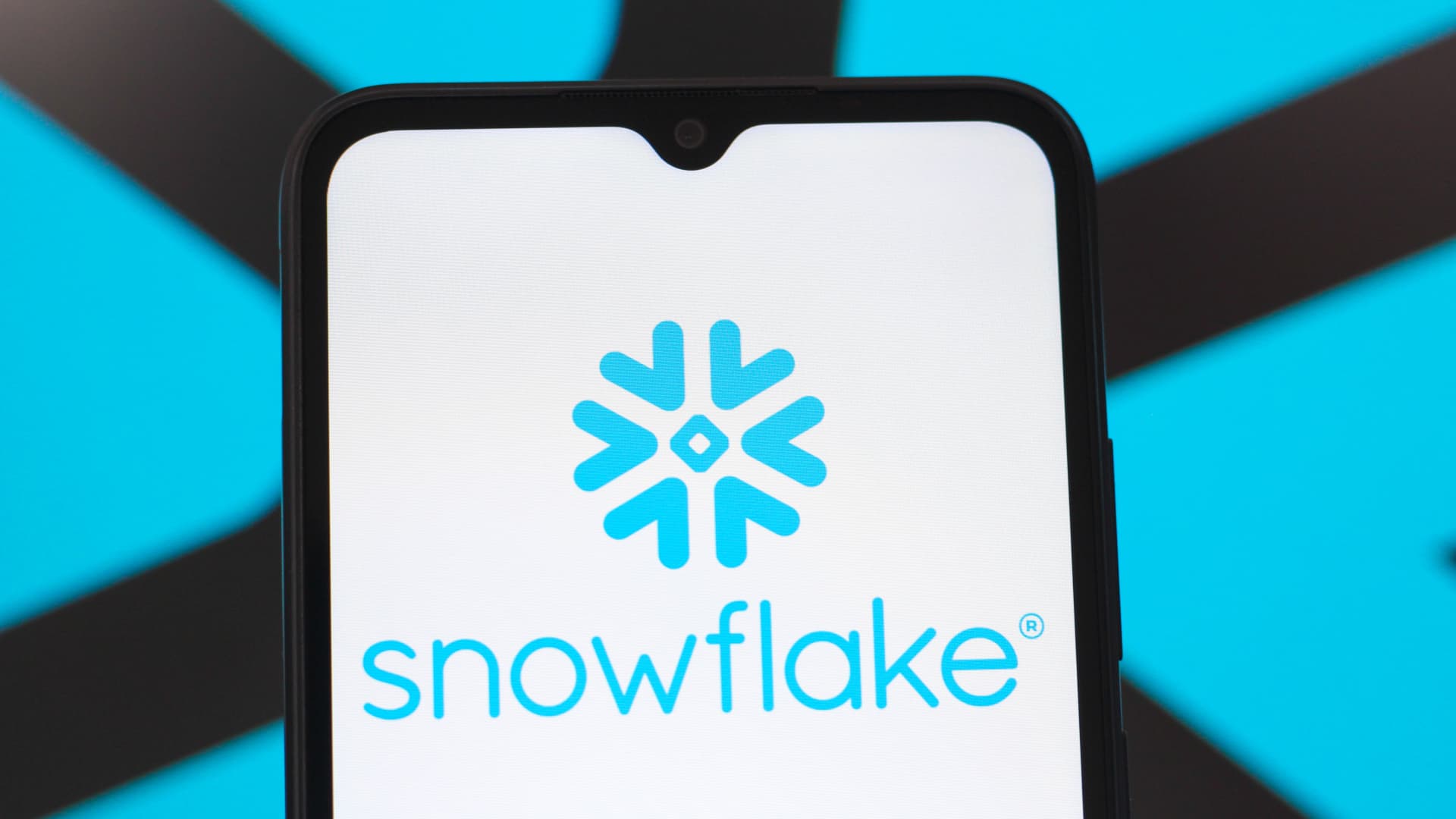 Snowflake shares hop after earnings beat, annual product revenue forecast raised