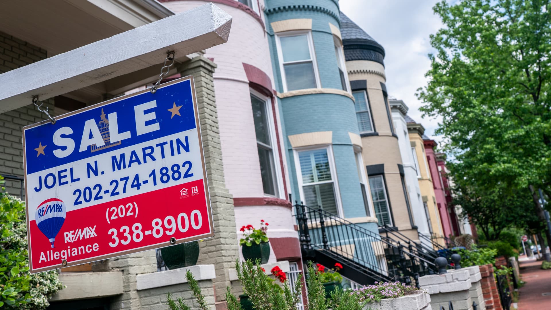 April home sales dropped to the slowest pace for that month since 2009