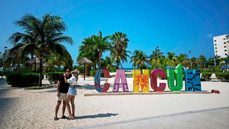 Canadian tourists snub US and head to Mexico