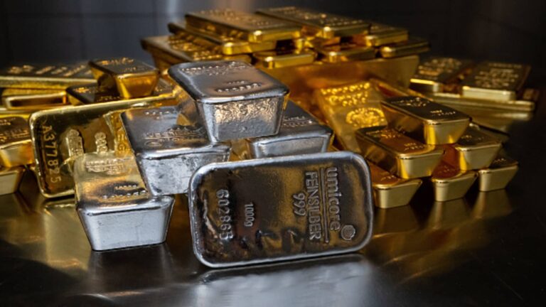 Buy hard assets like gold ahead of a potential bond market panic, says Bear Traps' Larry McDonald