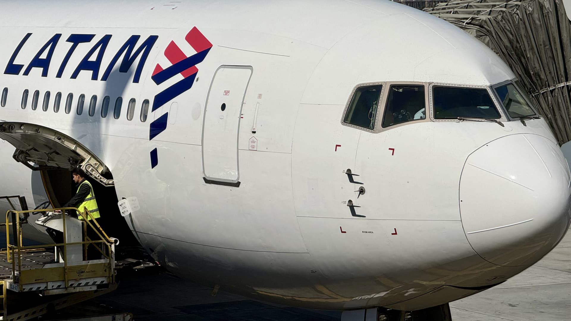 These international stocks are well liked by analysts, and they pay dividends