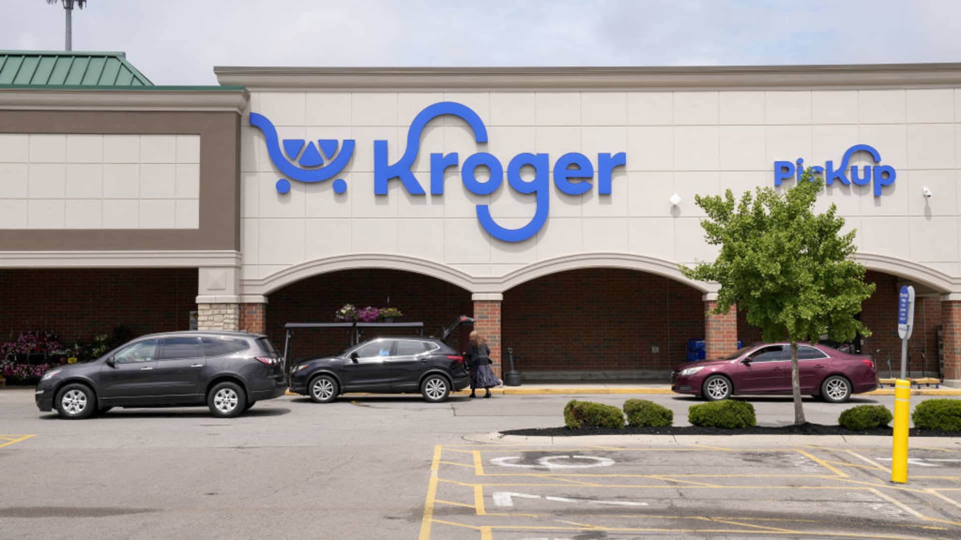 Kroger's shares rise as grocer says shoppers seek lower prices, cook more at home