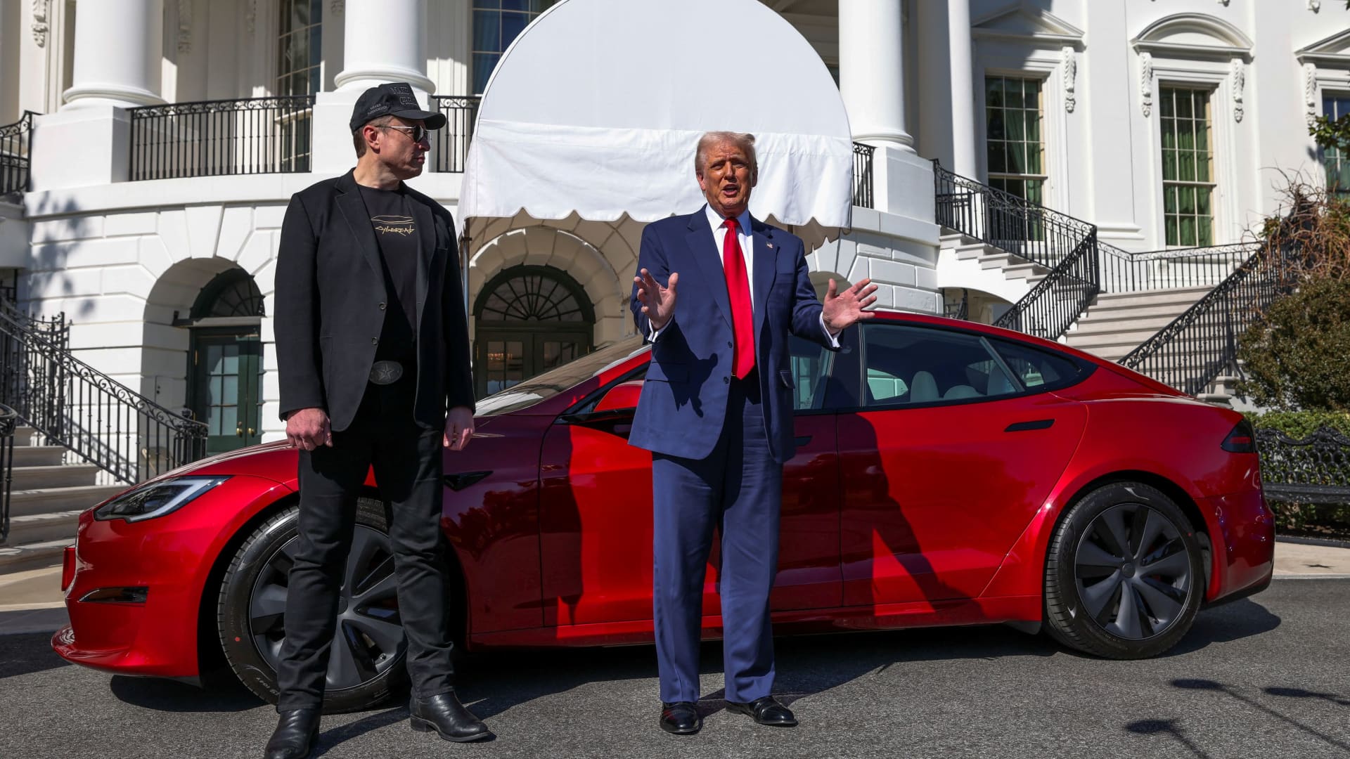Tesla sell-off on Musk-Trump feud is overdone, says Fundstrat's Tom Lee