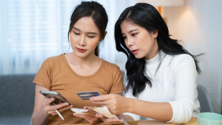 When it comes to cash-back credit cards, which is better: Flat rate or bonus categories?