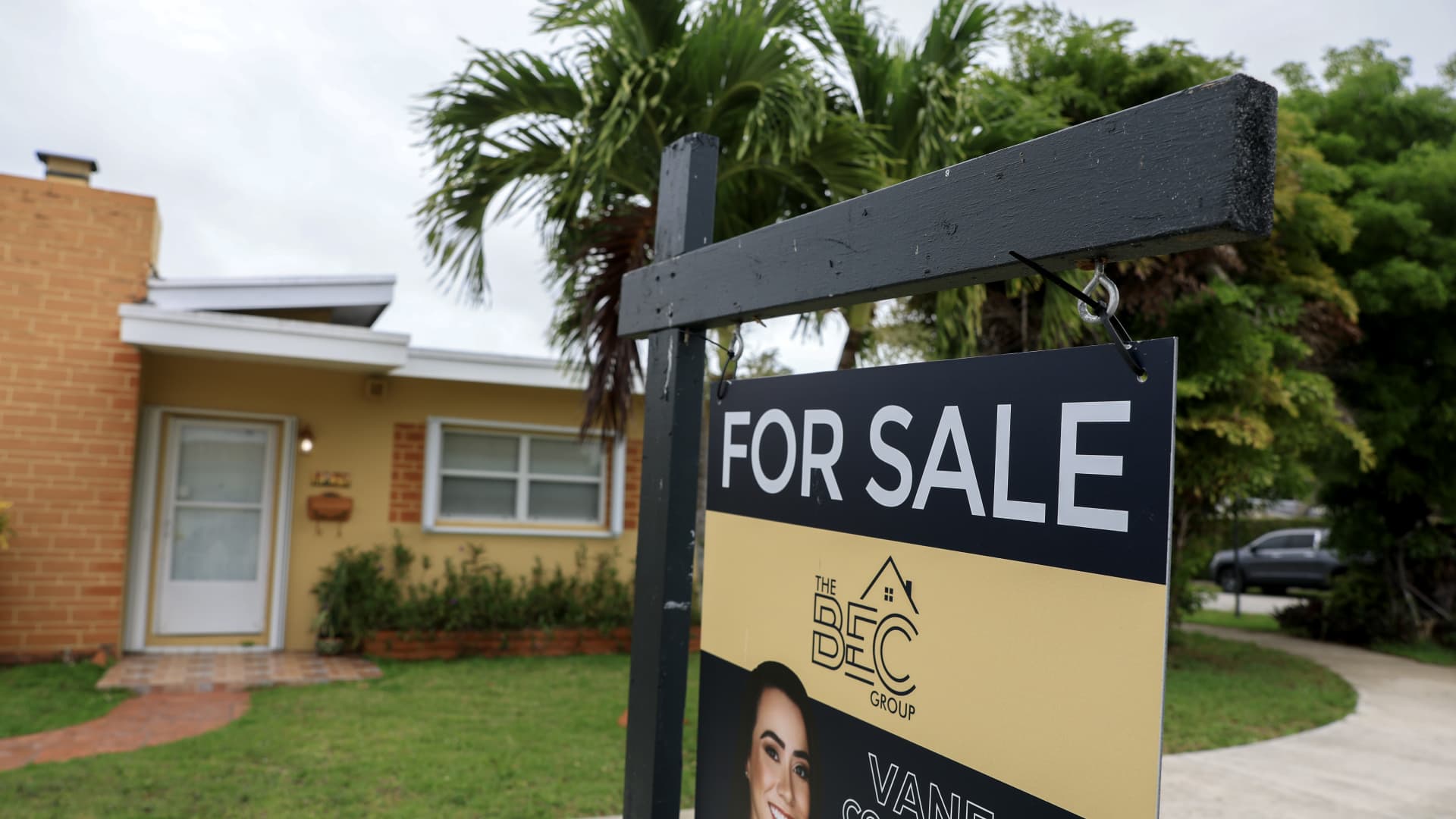 Mortgage demand drops for the third straight week, even as interest rates ease