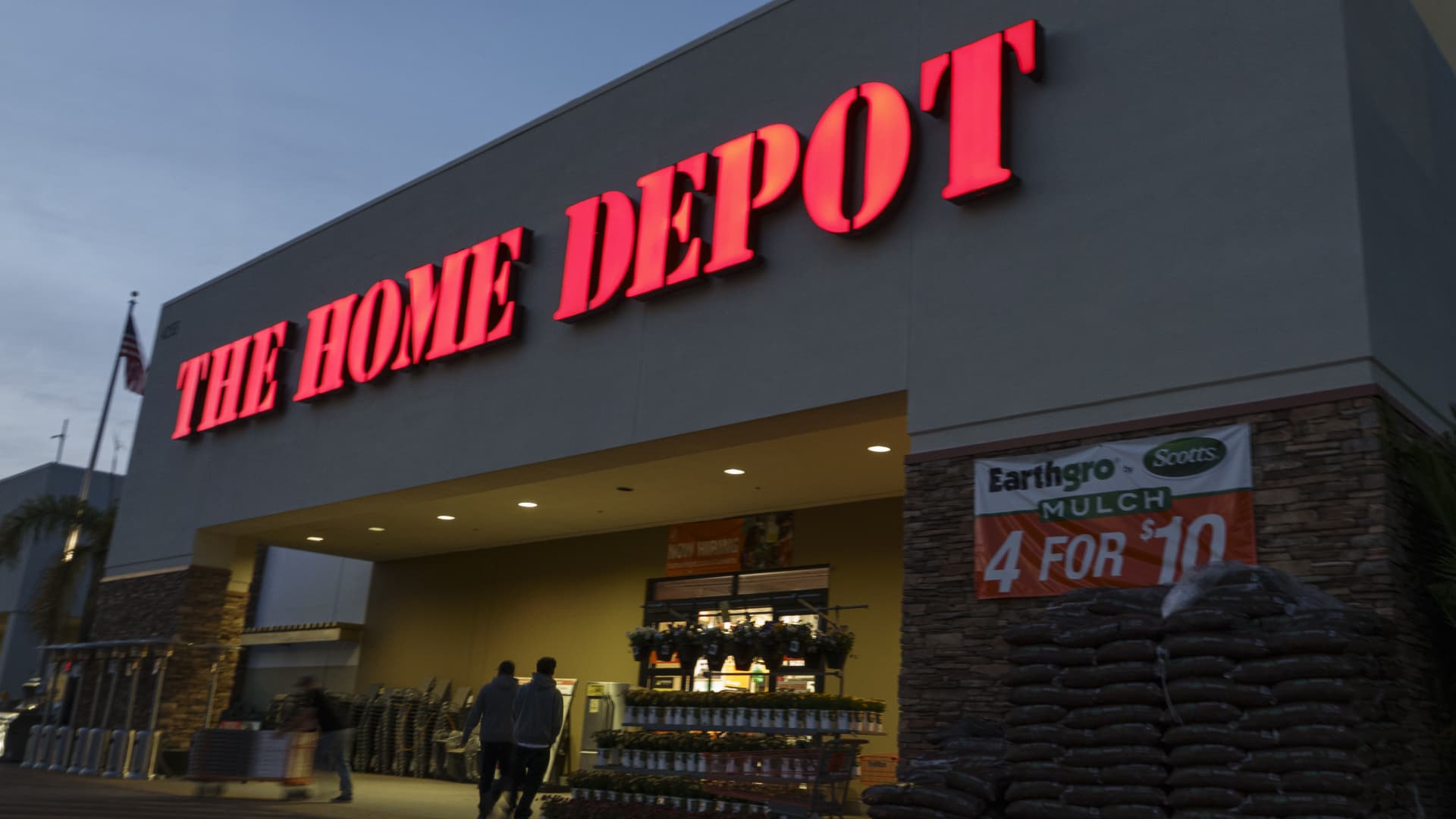 Top Wall Street analysts prefer these dividend stocks for consistent returns