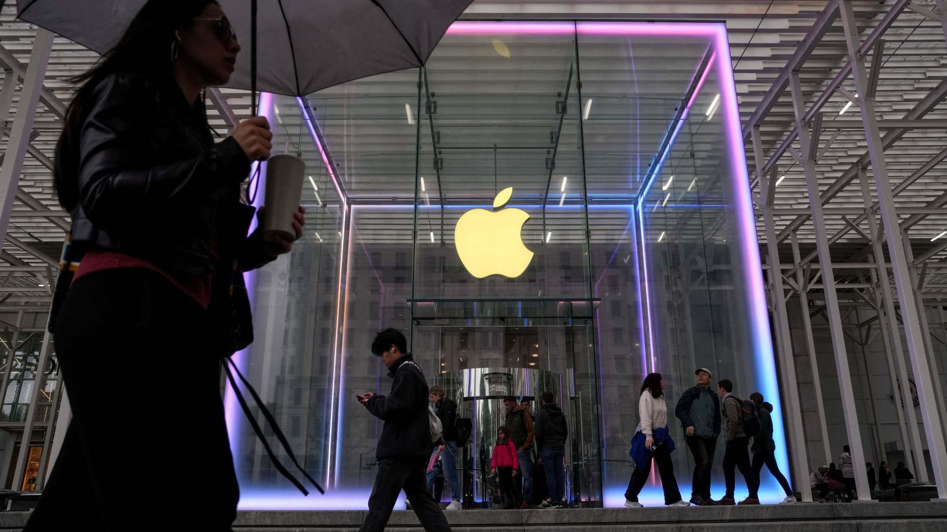 Apple shares are at an inflection point, says StockBrockers.com's Jessica Inskip
