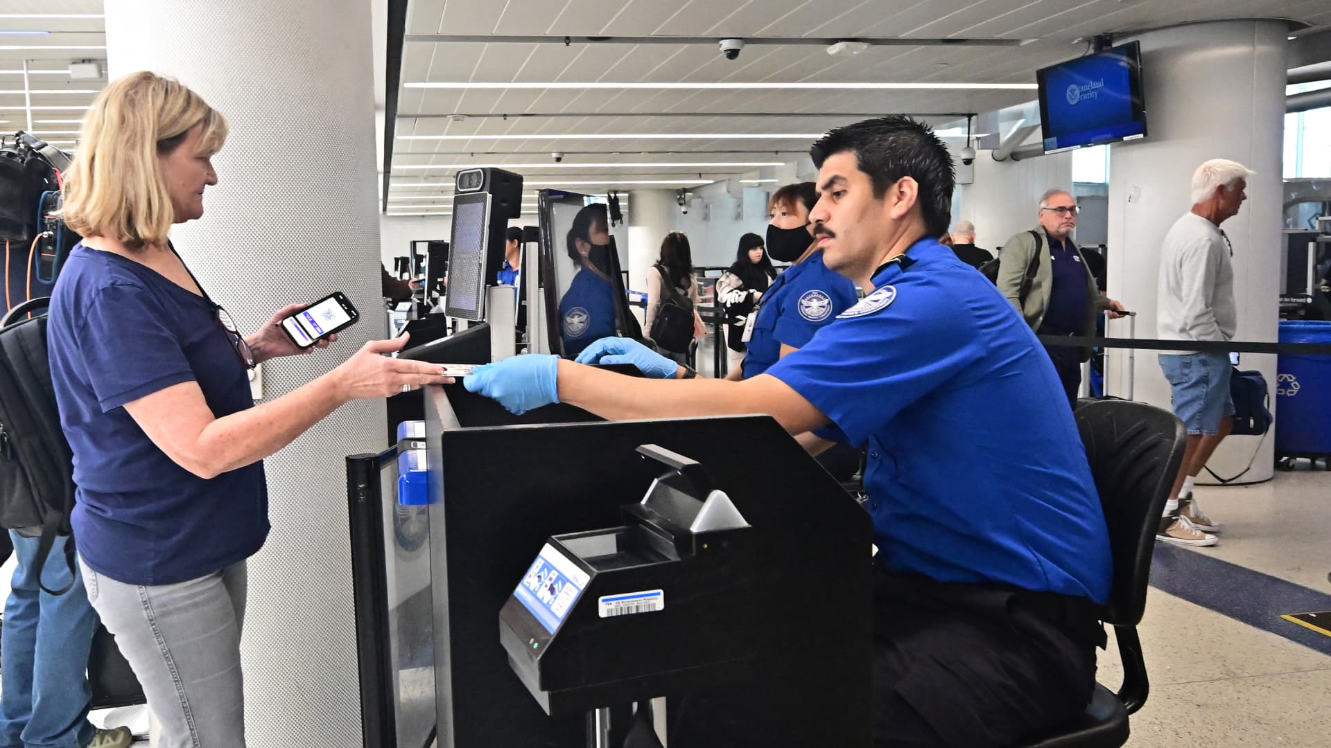 Judge blocks Trump from nixing union bargaining for TSA officers