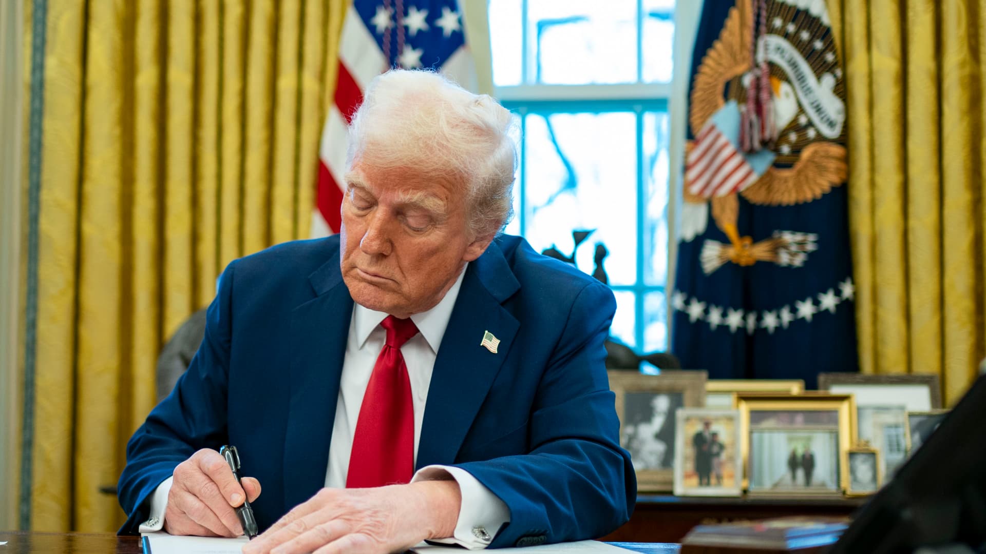 Watch live: Trump signs resolutions to roll back California's EV plans