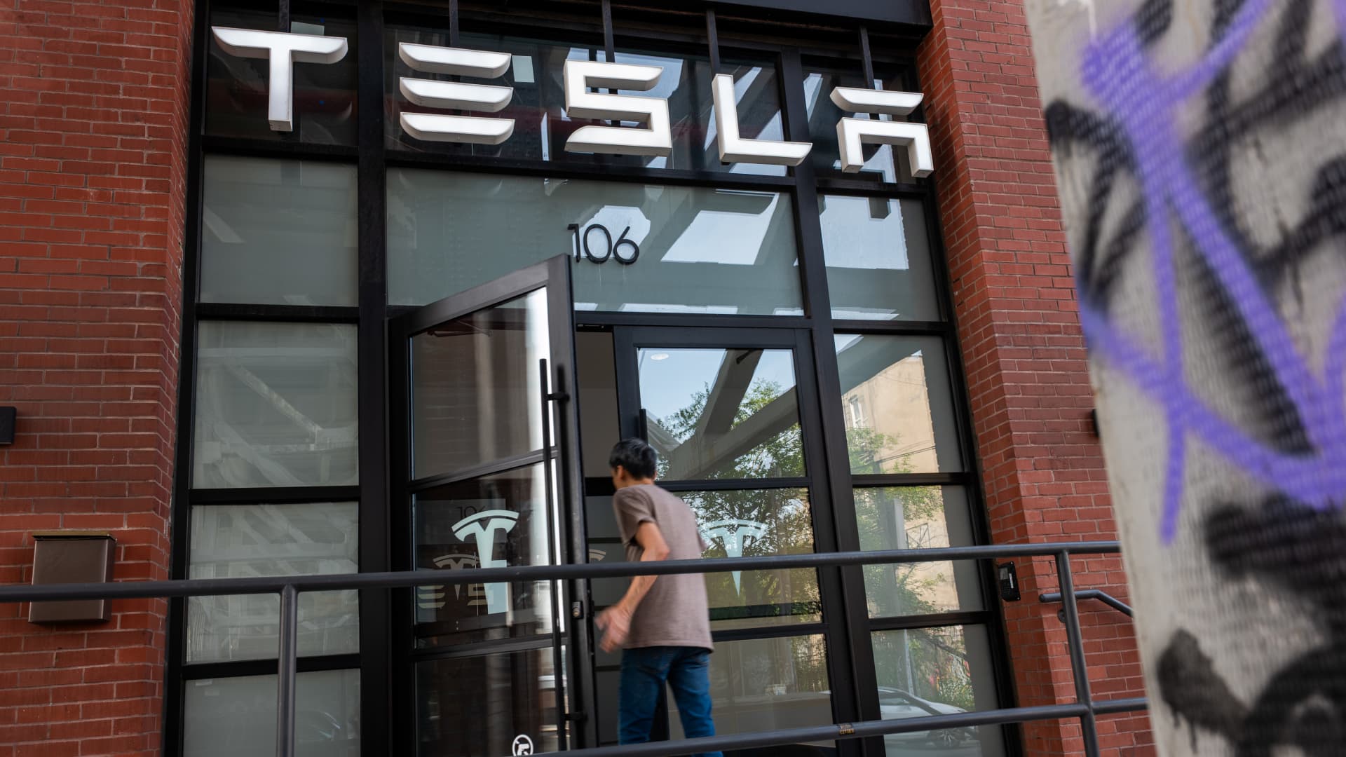 Goldman Sachs lowers price target on Tesla, cites global delivery weakness