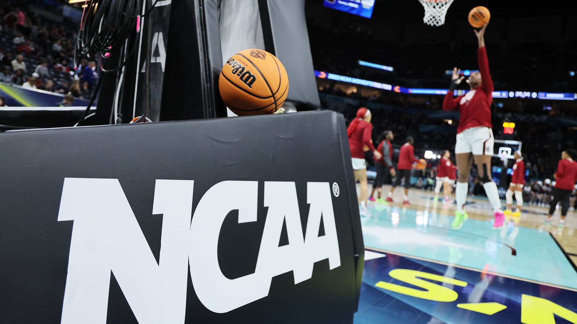 U.S. judge approves settlement allowing NCAA schools to pay athletes