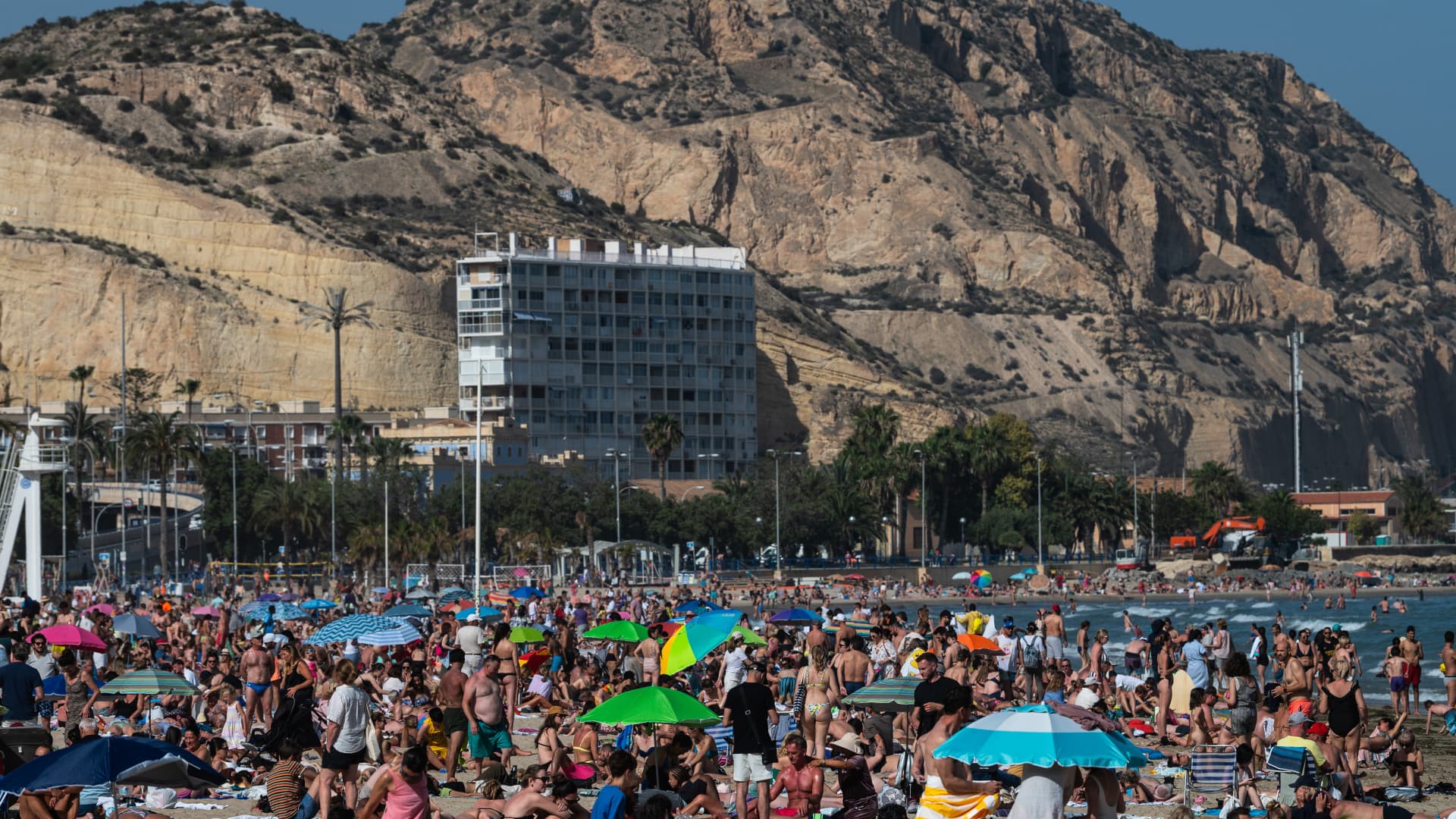 U.S. travelers are cutting back on summer Europe trips — but Chinese tourists are making up for it