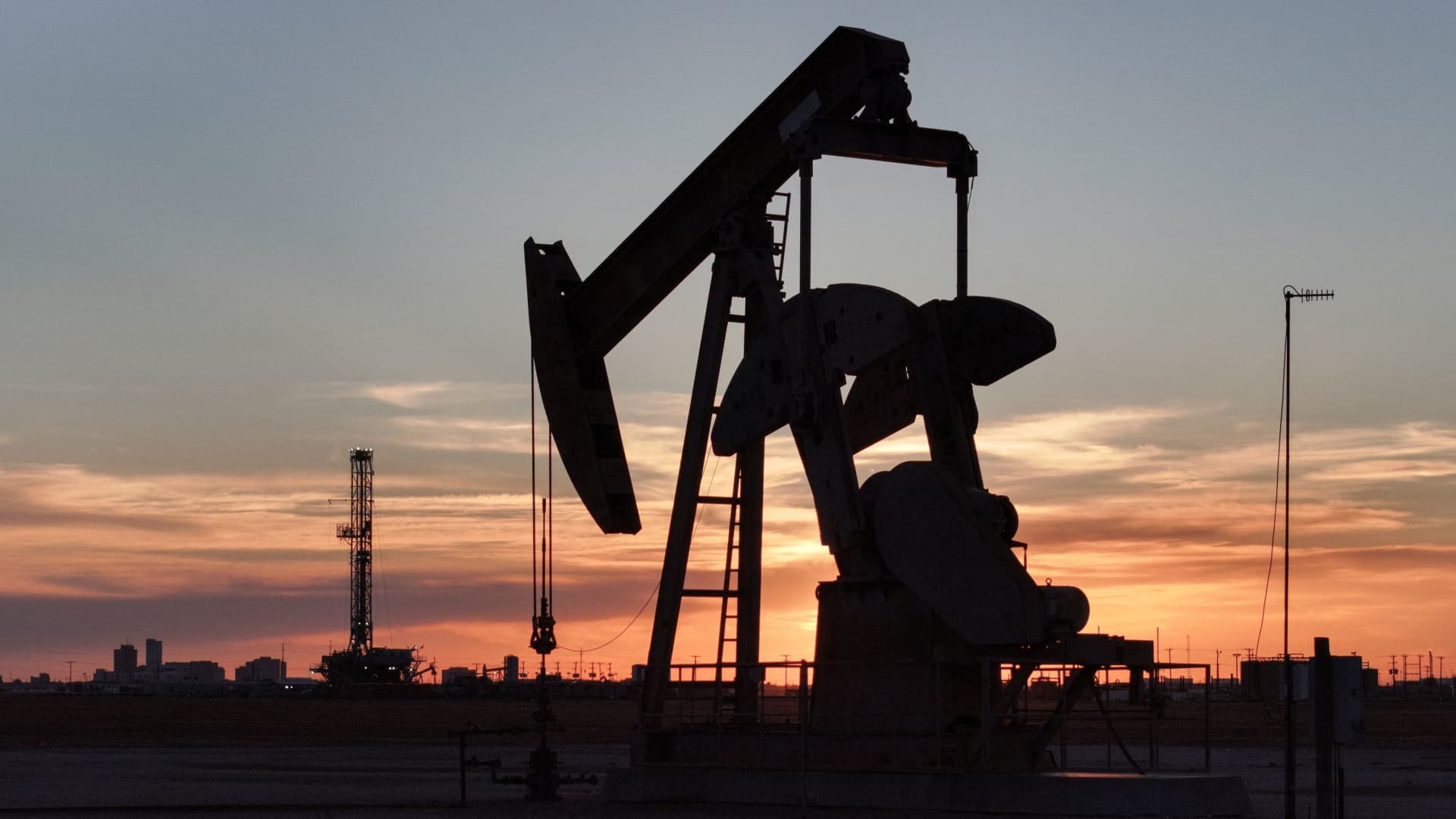 Coterra shifts its view on oil, again. Here are our 3 takeaways as investors in the stock