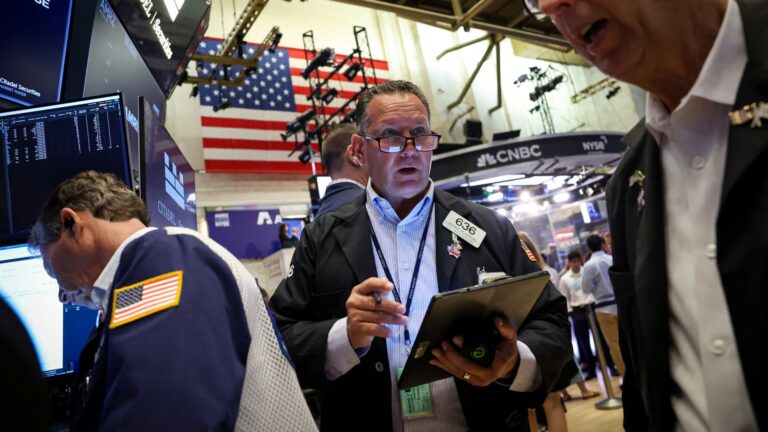 Jim Cramer says Apple needs to change course — plus, he highlights 2 stocks to buy now