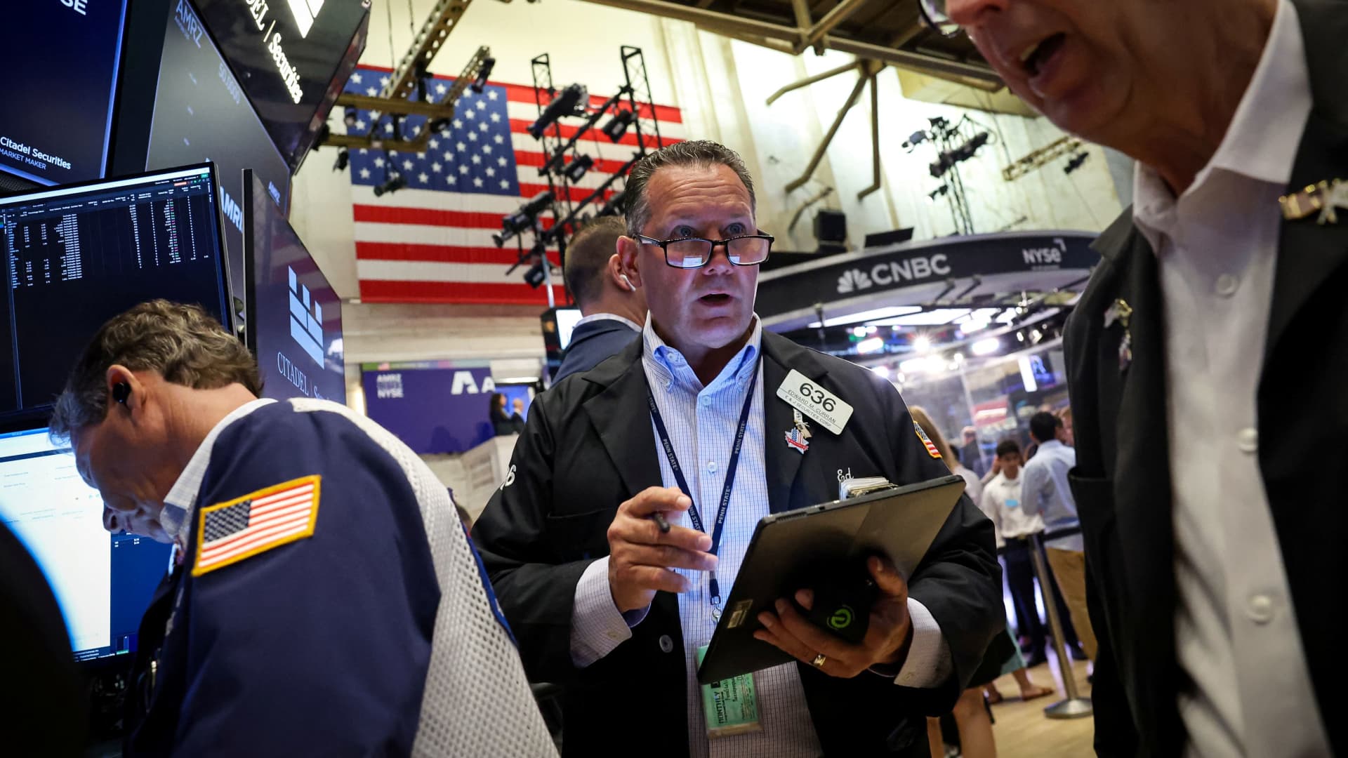 Jim Cramer says Apple needs to change course — plus, he highlights 2 stocks to buy now