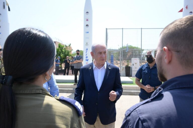 Benjamin Netanyahu (C) visits an Arrow Unit, at an Air Force base