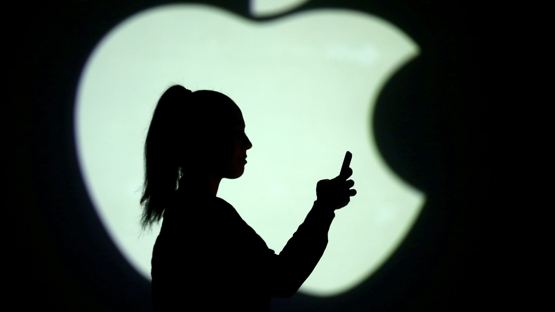 Traders see trouble for Apple despite some recent Wall Street analyst love