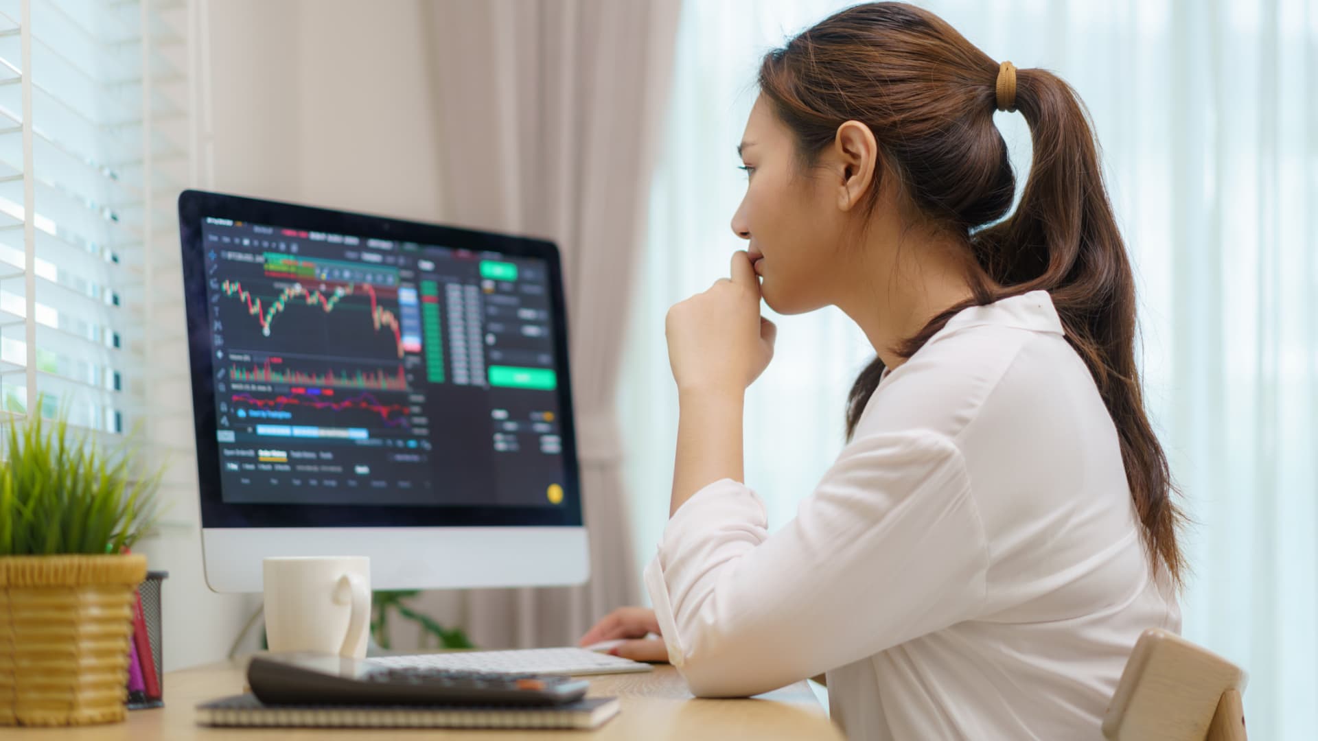 Brokerages are likely to slash yields on cash. These firms are still offering solid rates