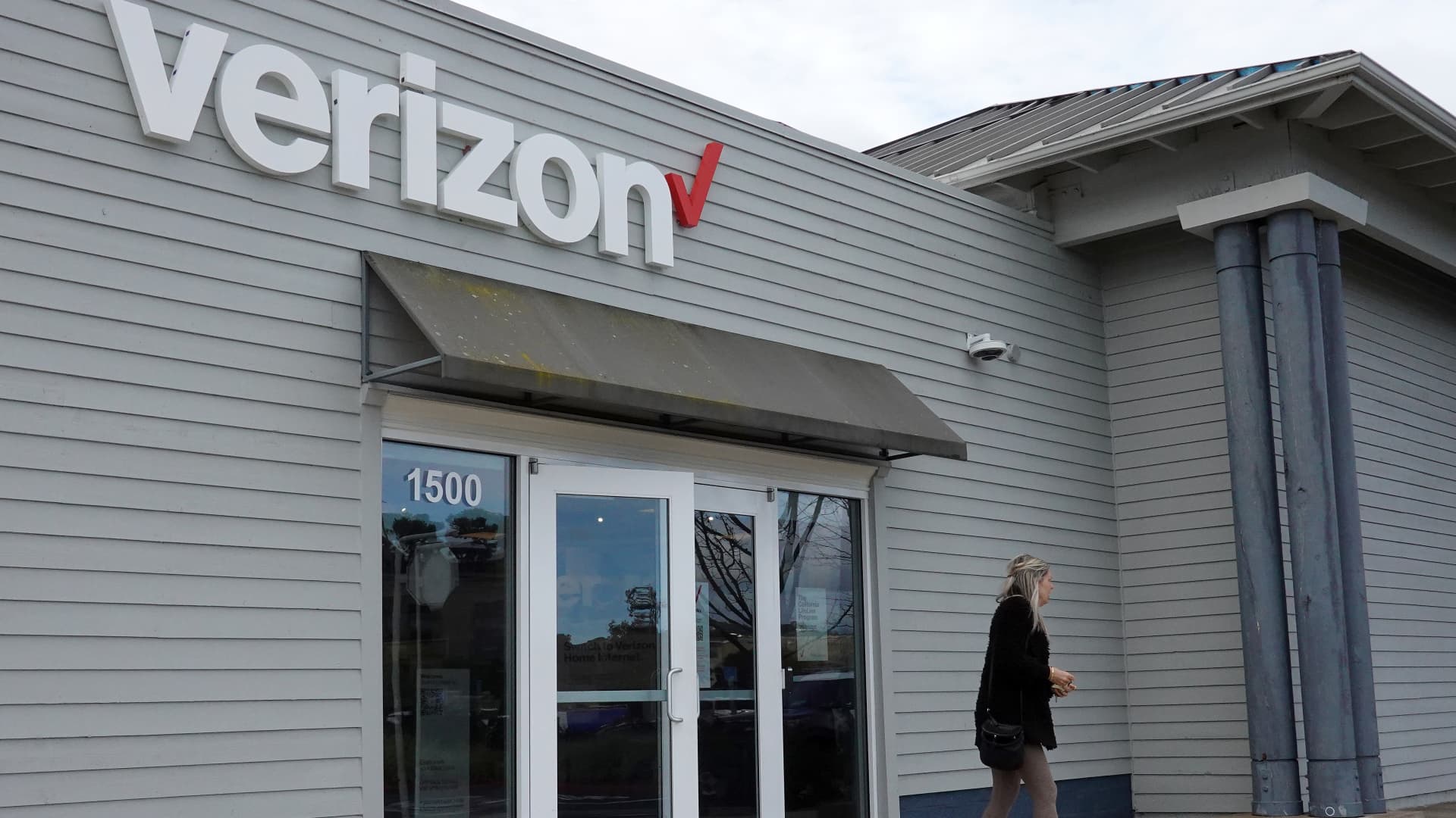 Verizon boosts annual profit forecast on demand for premium plans