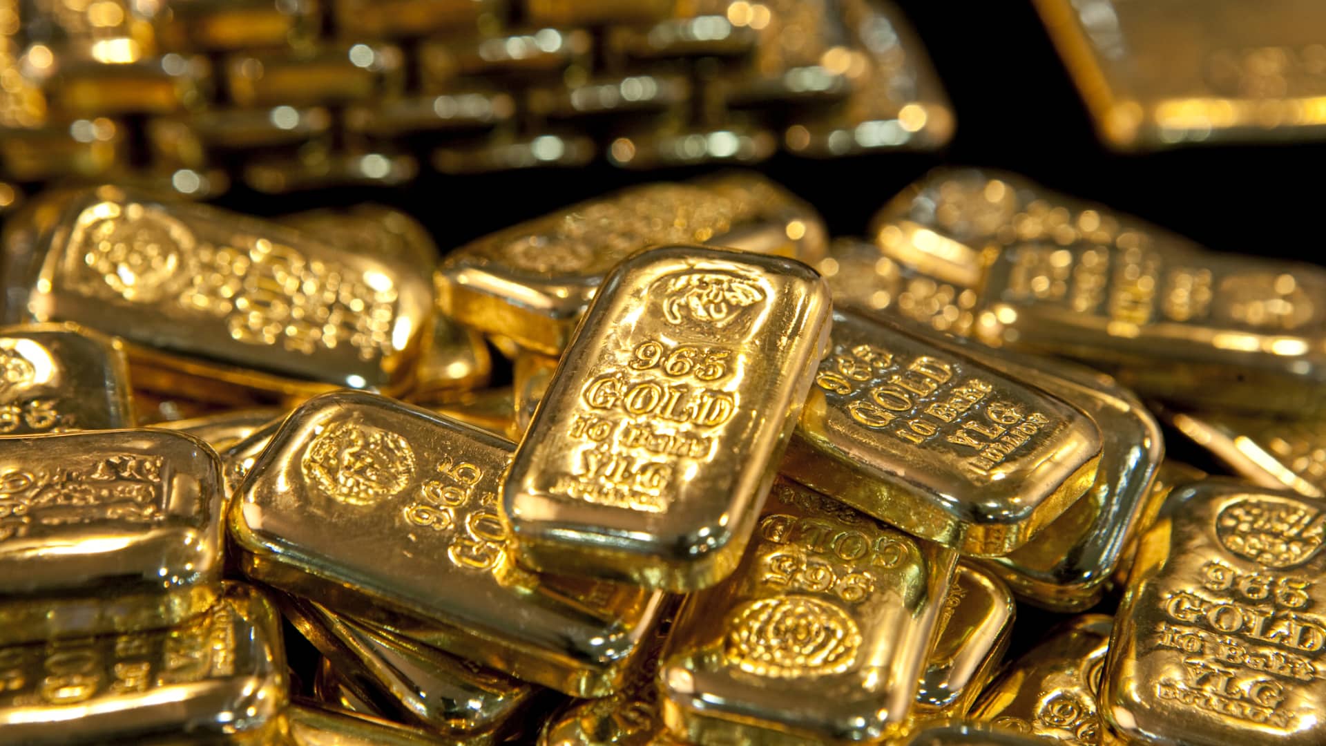 Trump's fresh tariffs have reignited the gold rally. Here's how the pros are investing