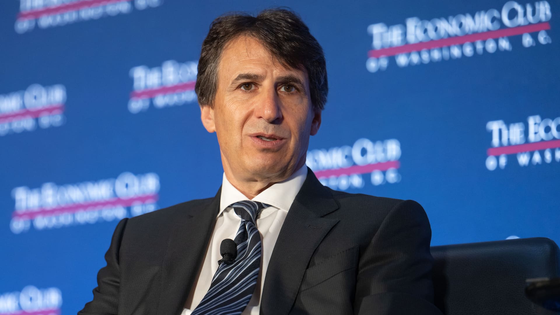 One Wall Street stock bucking the weak trend, according to the charts