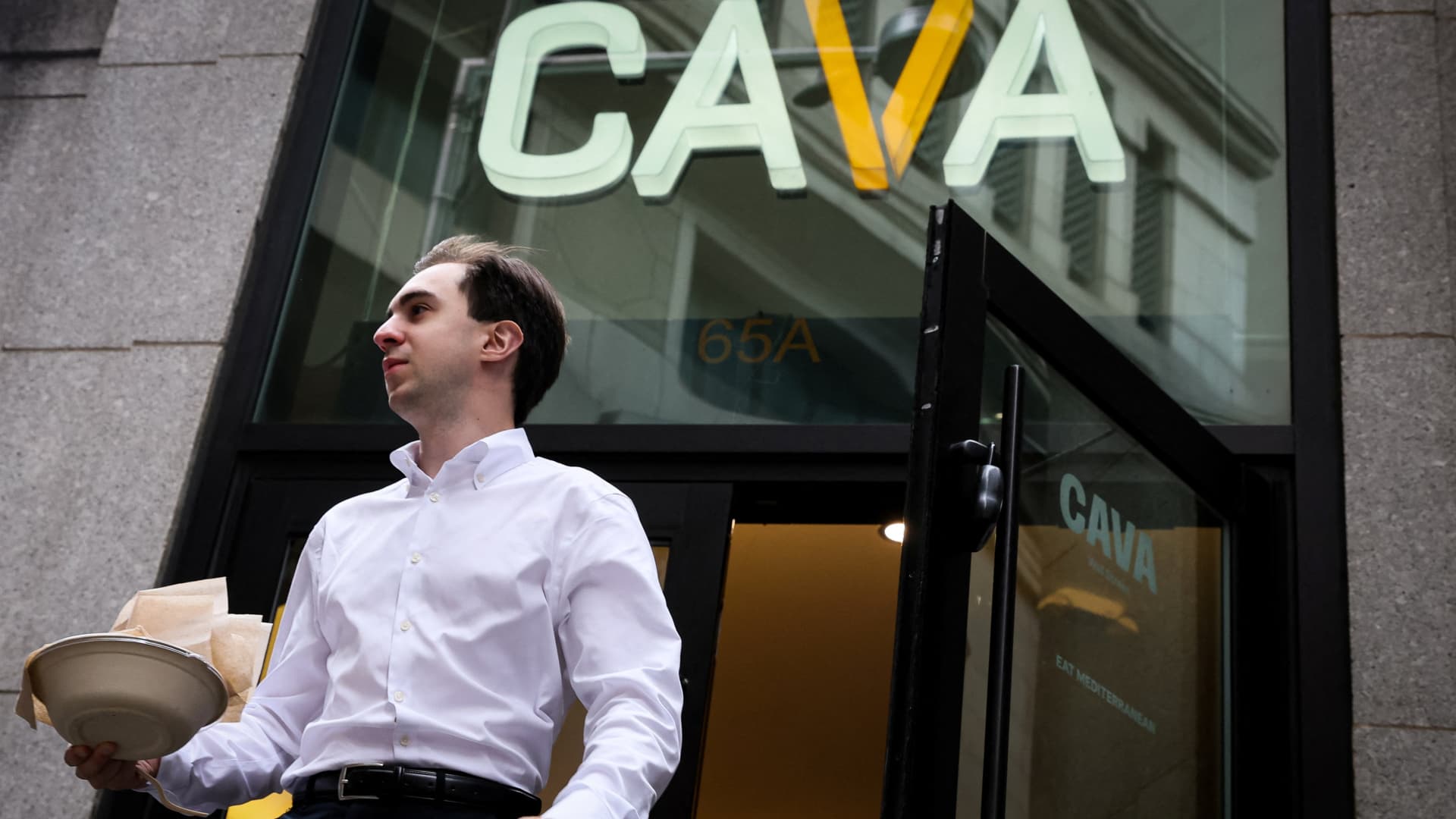 Fast-casual restaurants lean on loyalty programs to offset consumer pullback