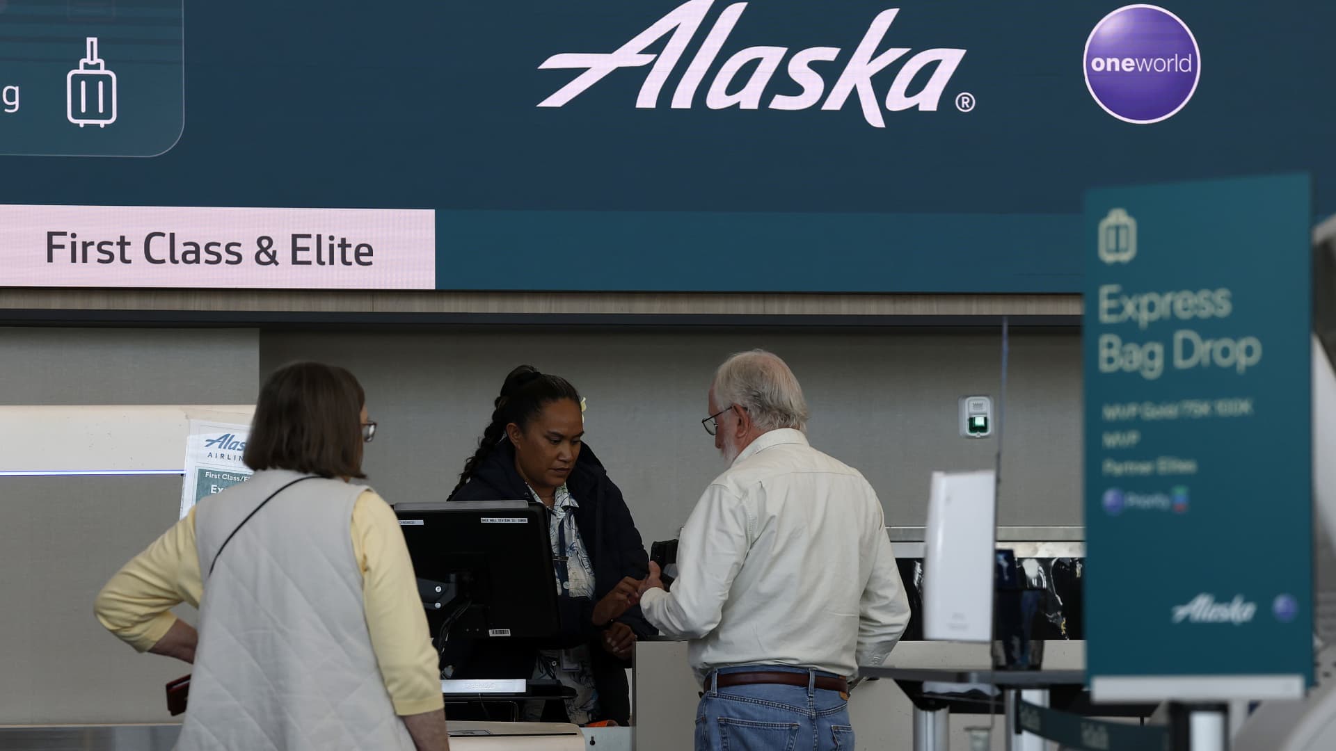 Alaska Airlines cancels 7% of Monday flights after IT outage prompted ground stop