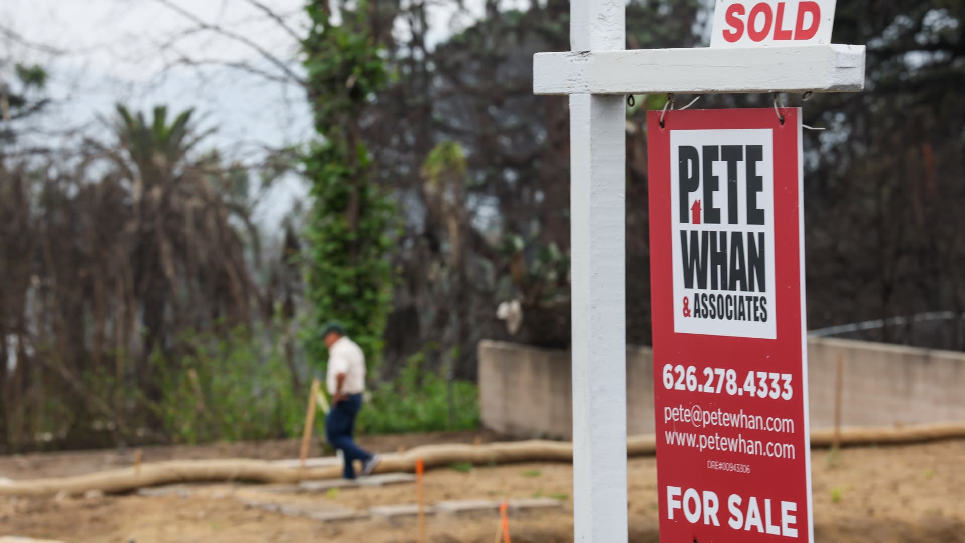 Weekly mortgage demand plummets 10%, as rates and economic concerns rise