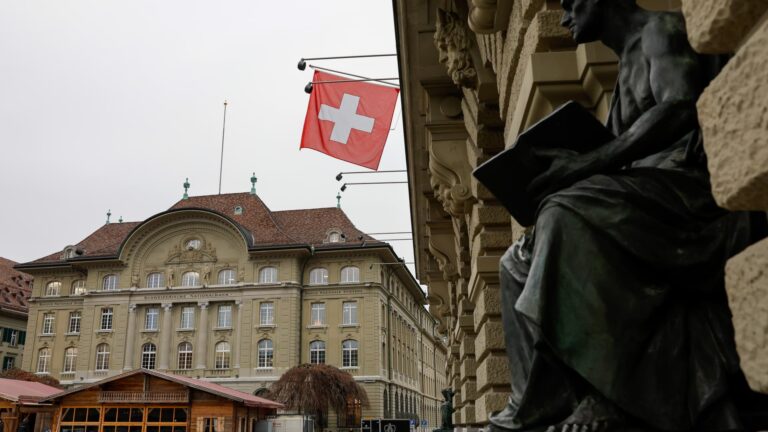 Hedge funds eye betting against the Swiss Franc over carry trade rebound