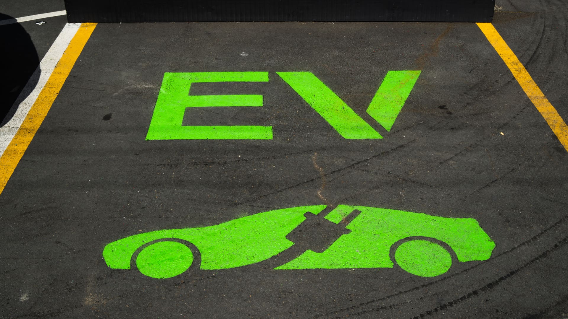Automakers push EV sales as $7,500 U.S. tax credit is set to end