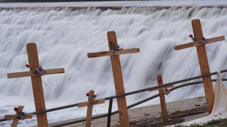 Search for Texas flood victims briefly paused as heavy rains bring new threat of high water