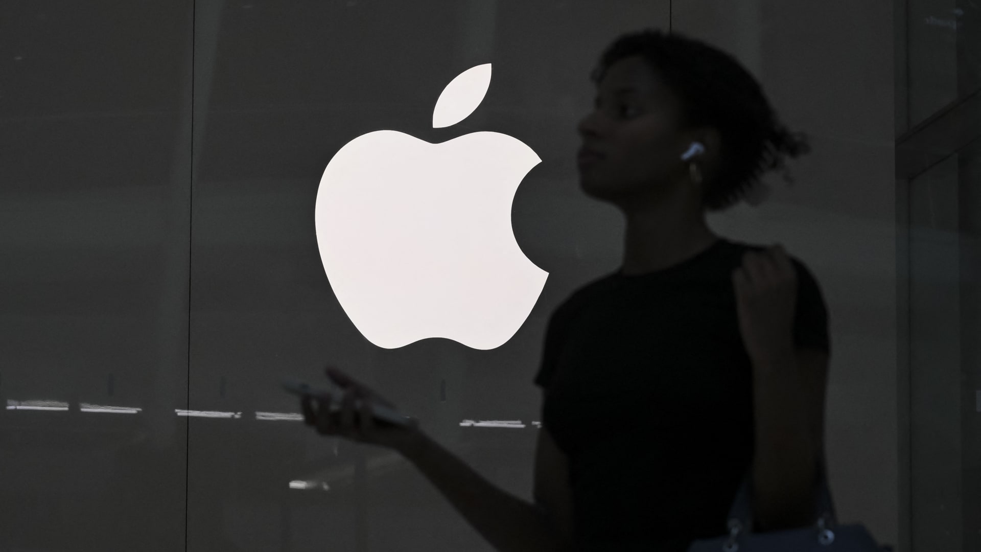 Melius says Apple needs to make a 'bold move' in AI — here's why Cramer agrees