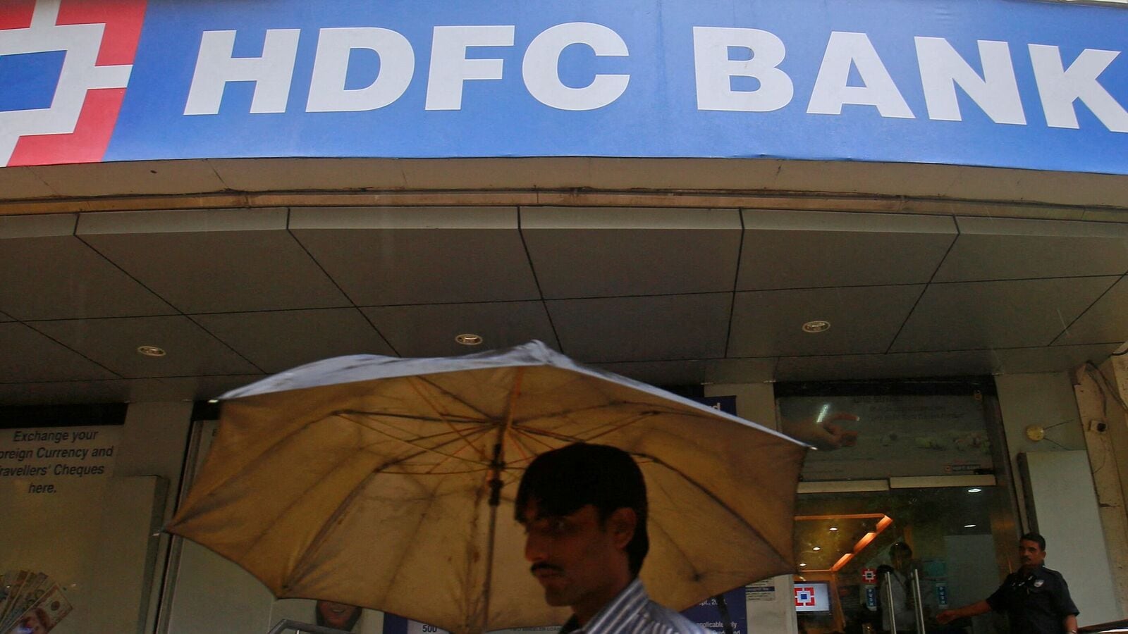 HDFC Bank share price rises 2% post Q1 results, dividend, and bonus announcement: Buy or sell?