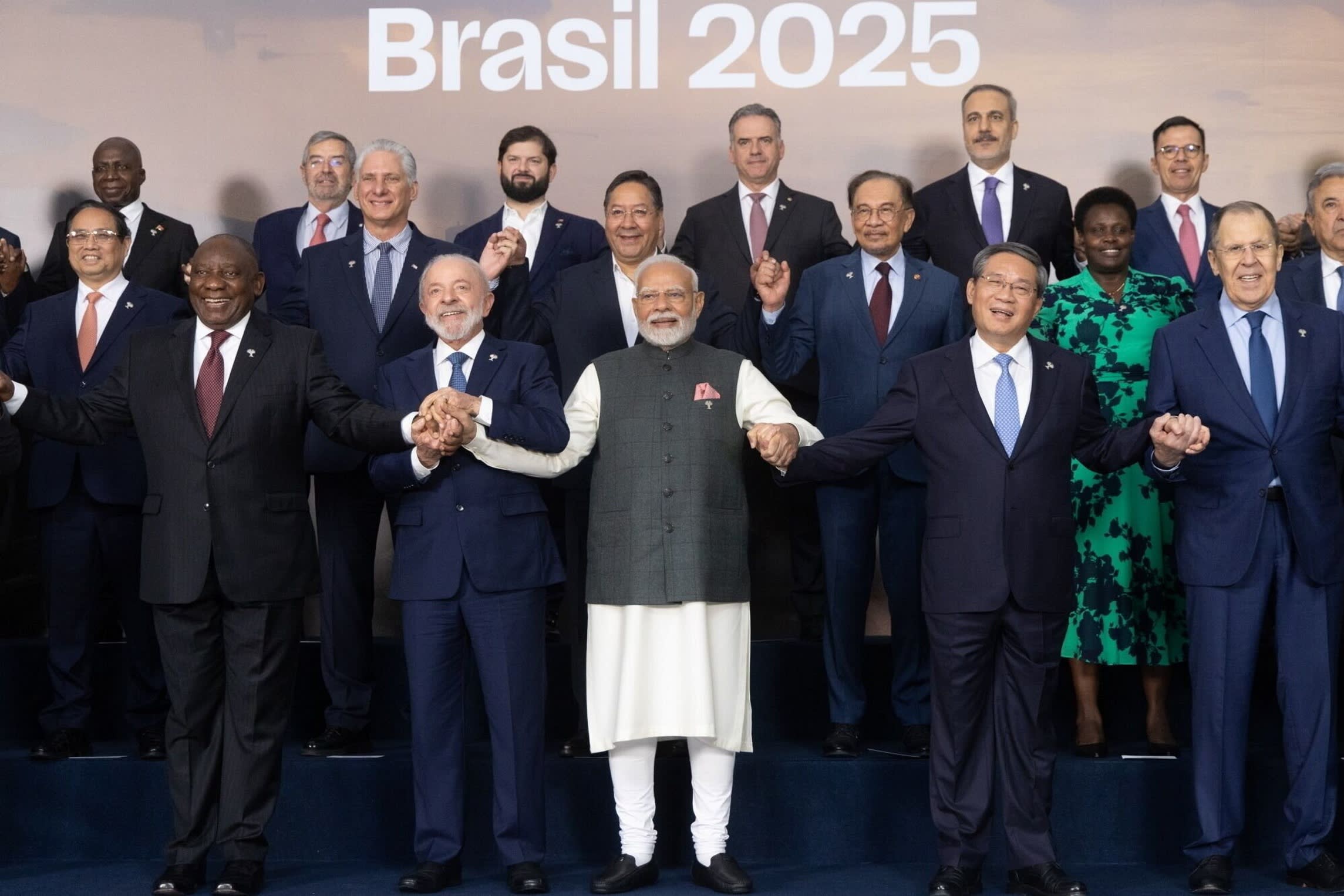 Cyril Ramaphosa of South Africa, Luiz Inácio Lula da Silva of Brazil, India’s Narendra Modi, Li Qiang of China and Sergei Lavrov of Russia join hands for the group photograph at the Brics Summit in Rio de Janeiro