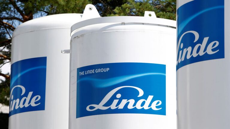 We own Linde to deliver in tough times. It didn't disappoint this quarter