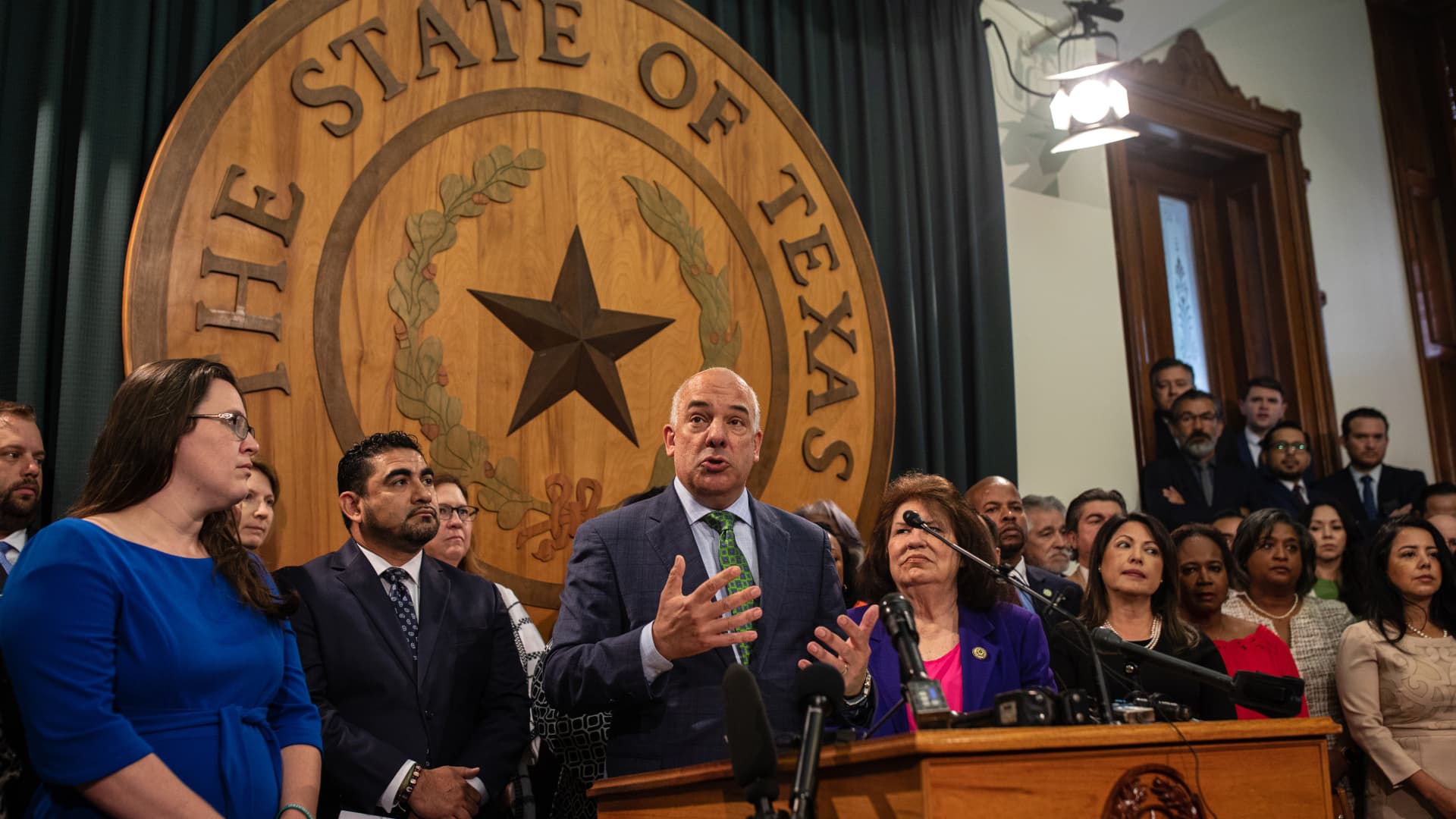 Texas Democrats head to Illinois to deny Republicans a quorum on redistricting