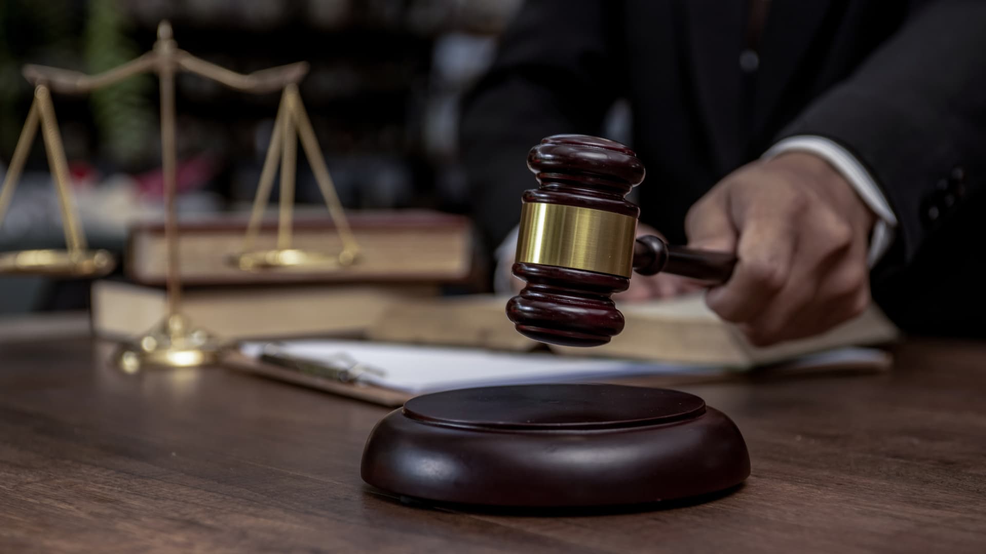 Former Goldman Sachs, JPMorgan exec gambled away investor funds for his online casino company: feds