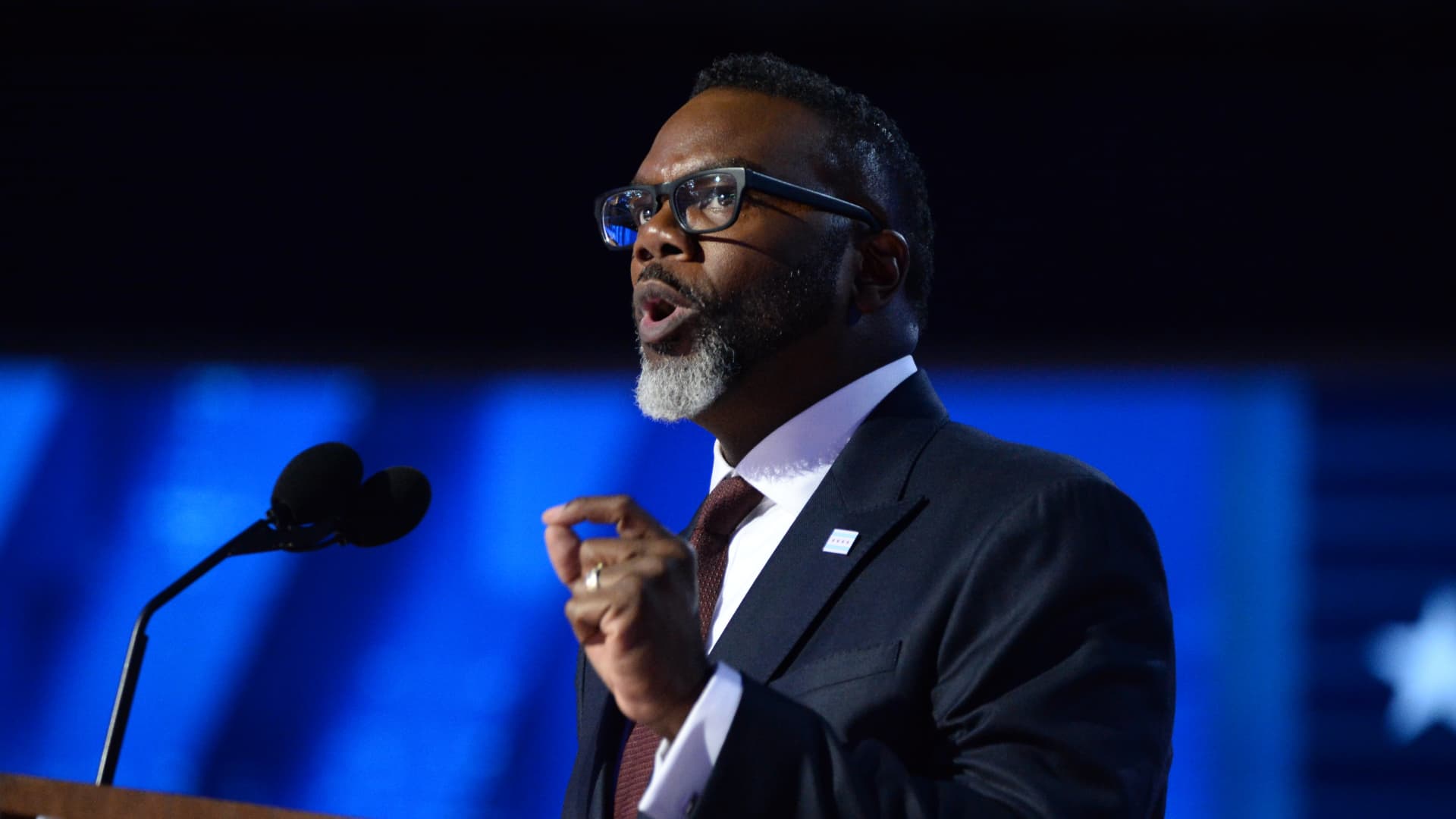 Chicago mayor signs order with blueprint for fighting a potential Trump crackdown