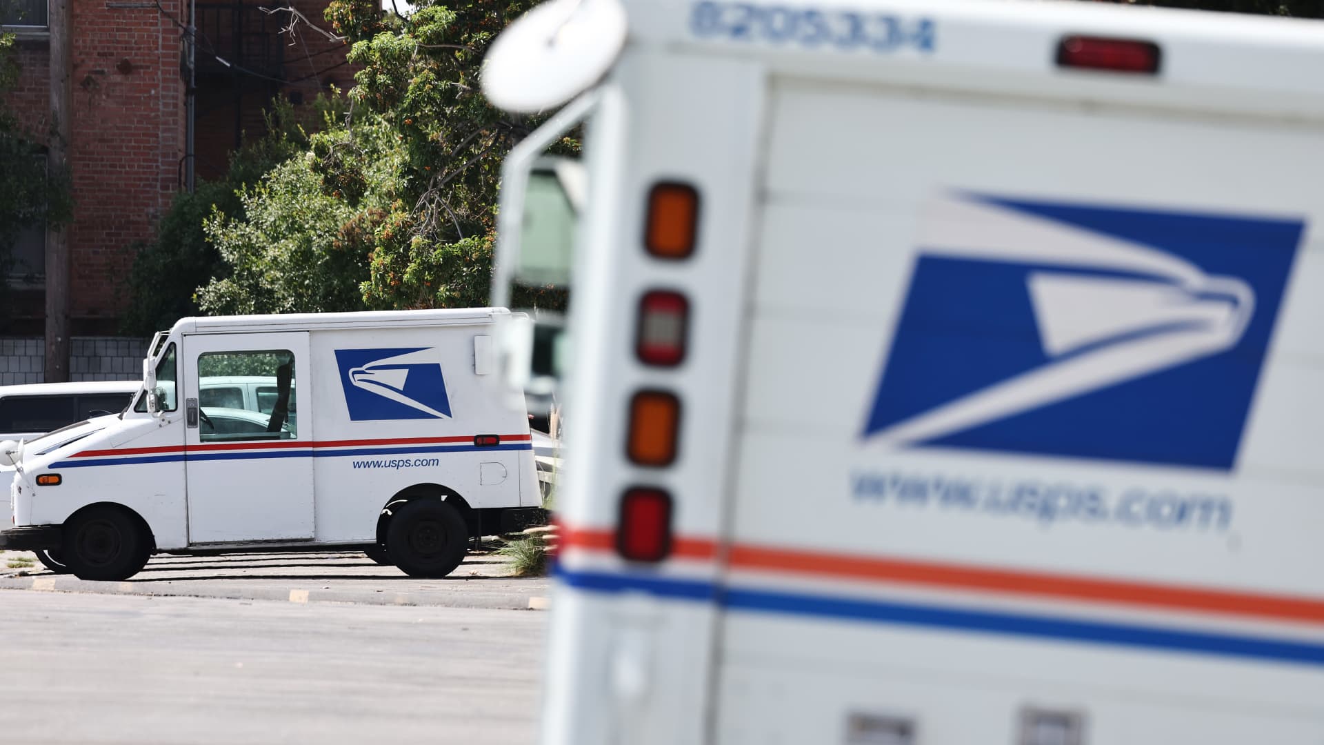 Global mail carriers suspend U.S. deliveries amid confusion over new duties