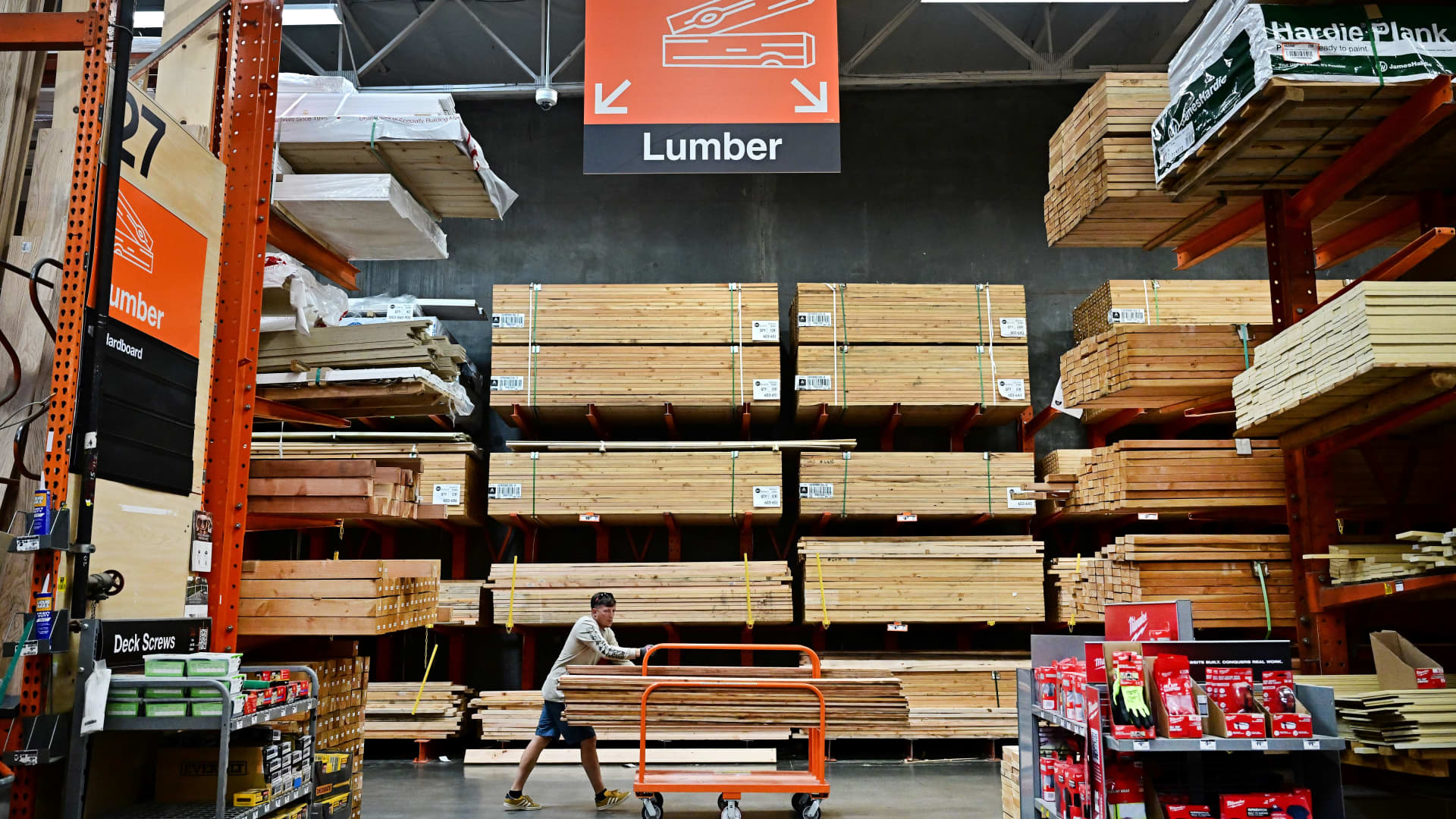 Home Depot's business momentum drives shares higher as investors jump in ahead of Fed rate cuts