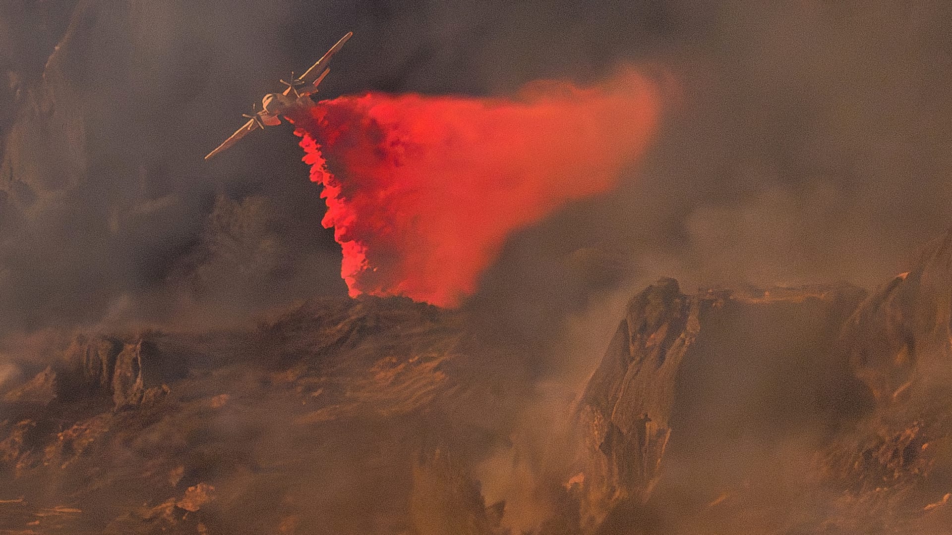 Wildfires expand in Oregon and California, threatening homes and prompting evacuations